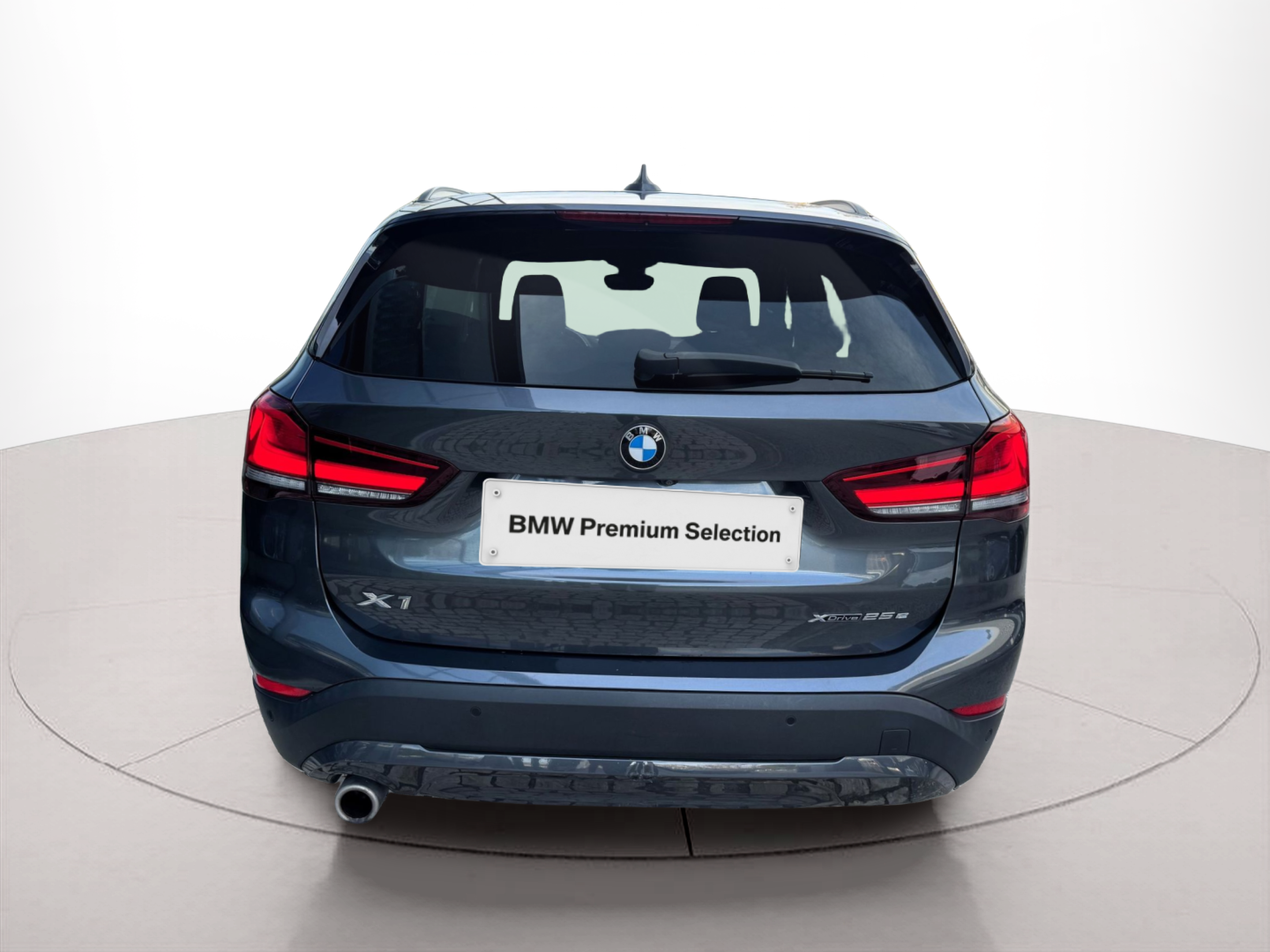 BMW X1 xDrive25e color Gris. Año 2021. 162KW(220CV). Elétrico / Gasolina Híbrido. En concesionario Santogal Oeiras de Oeiras