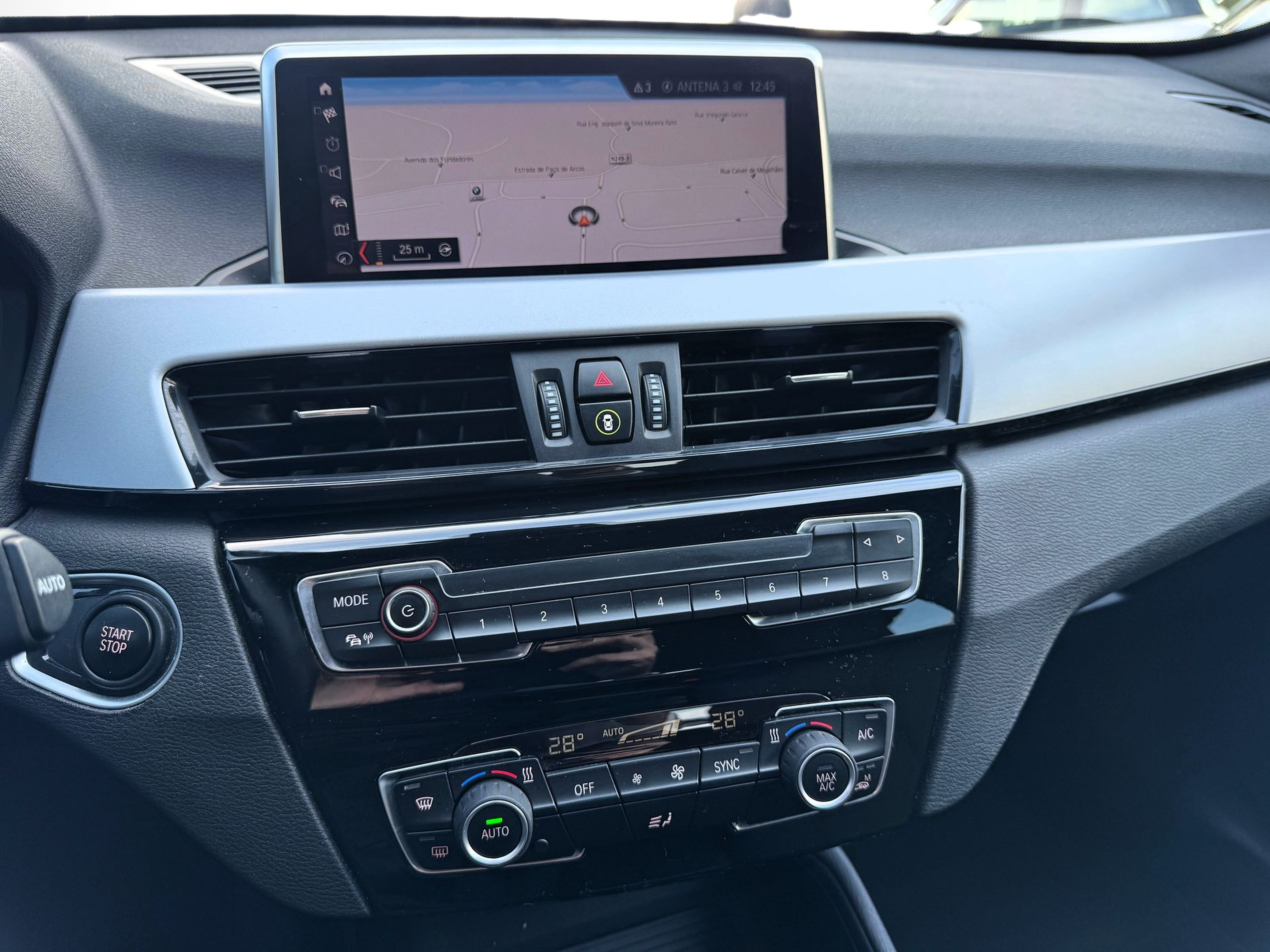 BMW X1 xDrive25e color Gris. Año 2021. 162KW(220CV). Elétrico / Gasolina Híbrido. En concesionario Santogal Oeiras de Oeiras