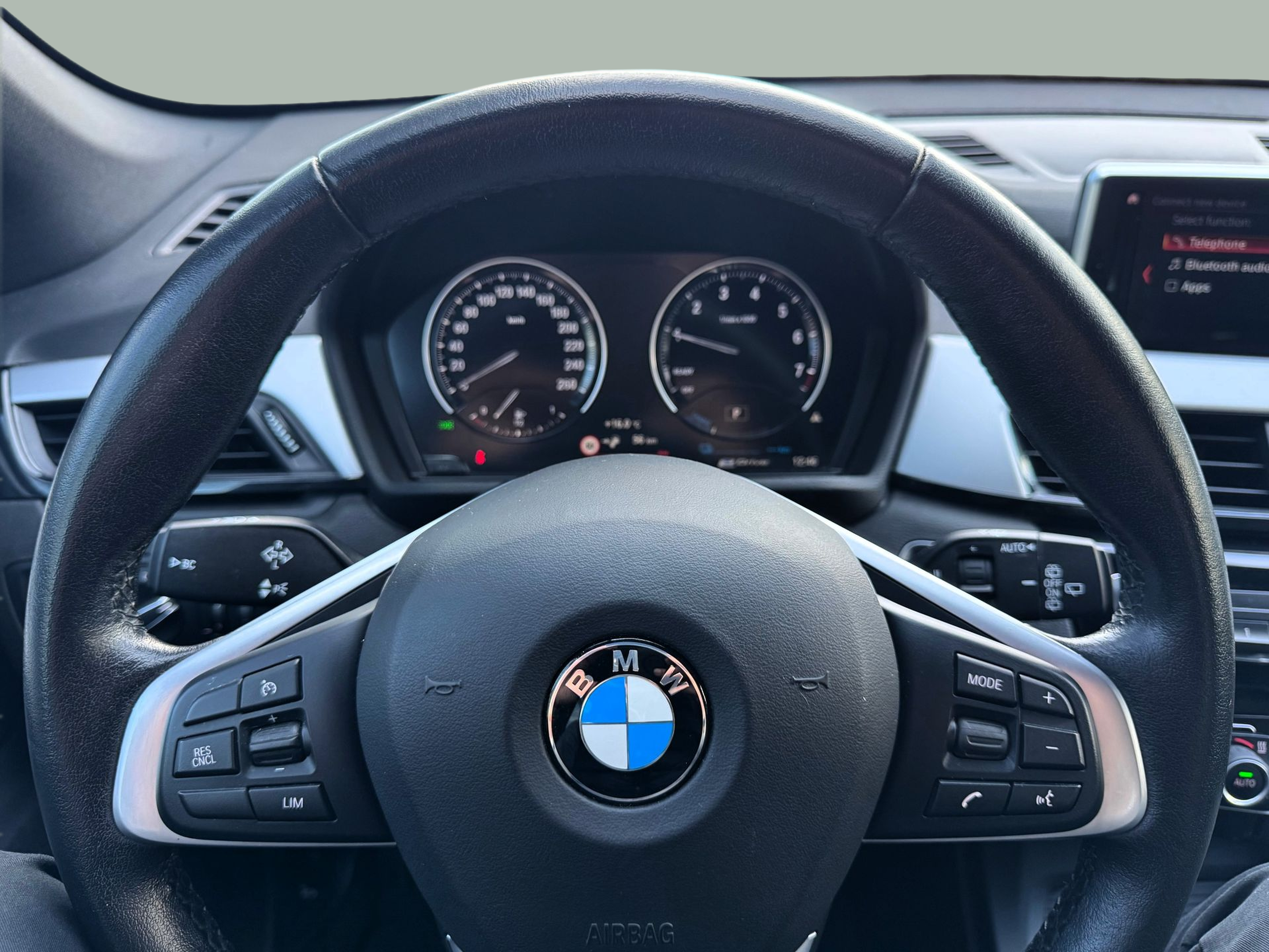 BMW X1 xDrive25e color Gris. Año 2021. 162KW(220CV). Elétrico / Gasolina Híbrido. En concesionario Santogal Oeiras de Oeiras