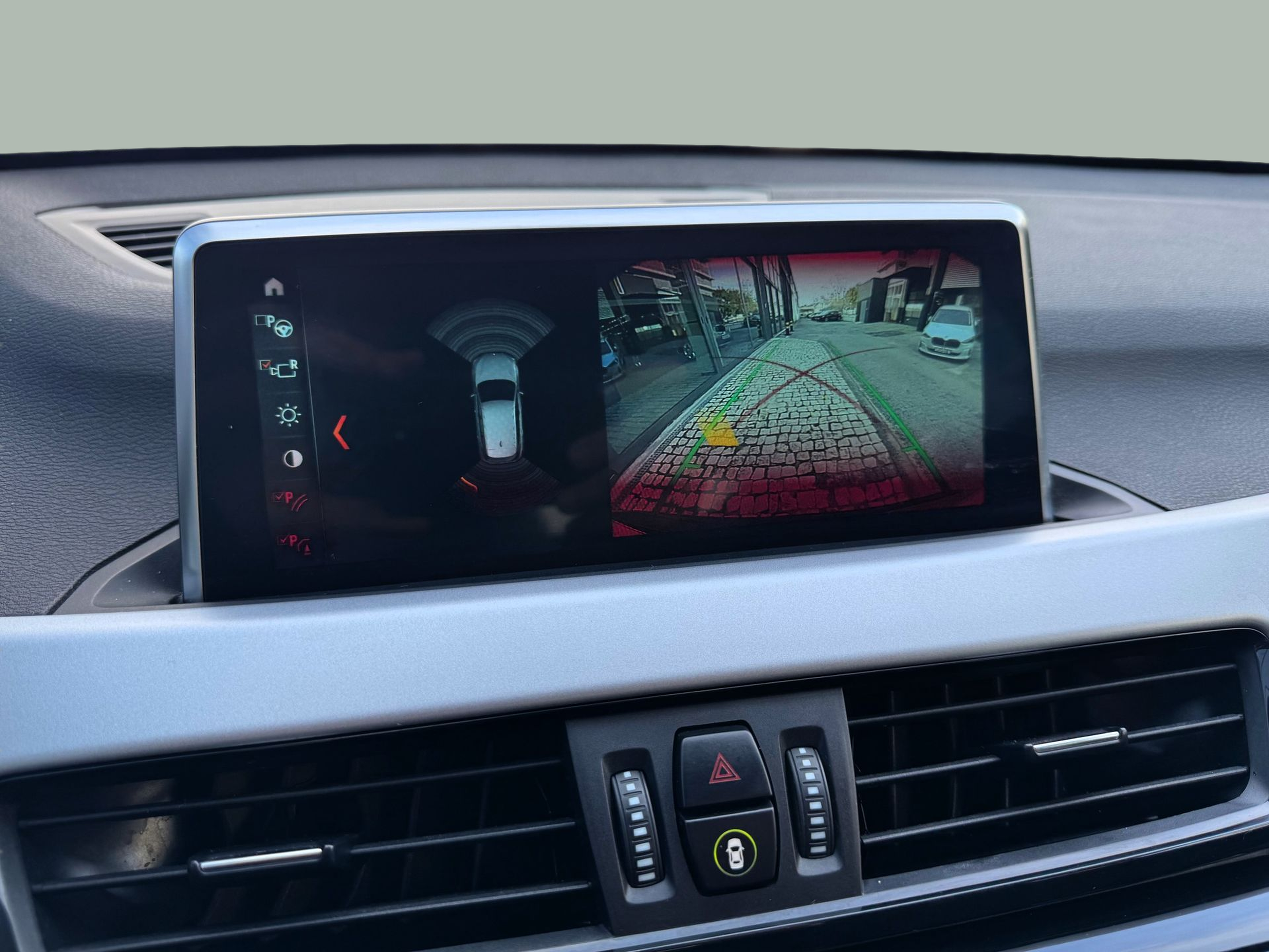 BMW X1 xDrive25e color Gris. Año 2021. 162KW(220CV). Elétrico / Gasolina Híbrido. En concesionario Santogal Oeiras de Oeiras