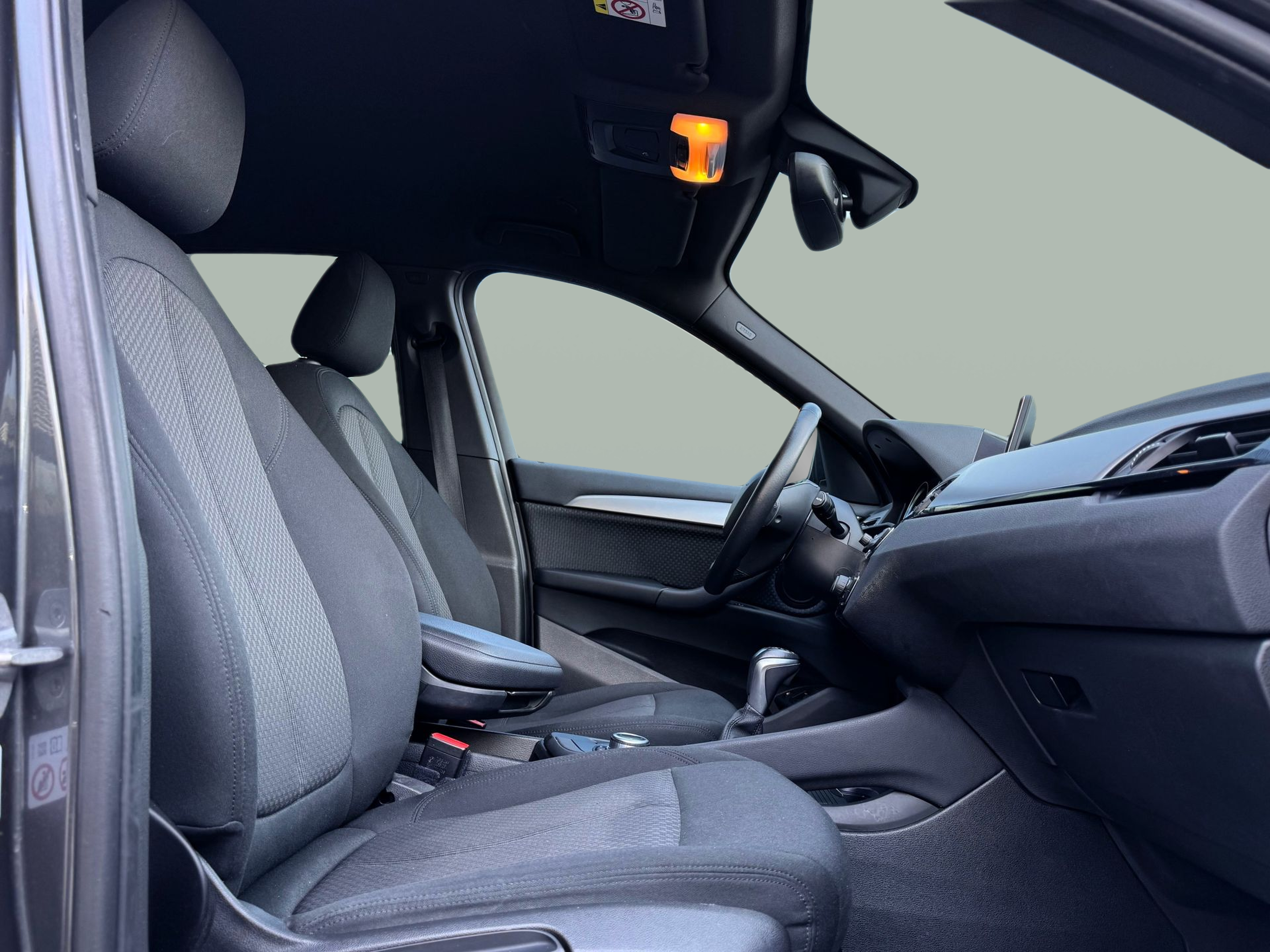 BMW X1 xDrive25e color Gris. Año 2021. 162KW(220CV). Elétrico / Gasolina Híbrido. En concesionario Santogal Oeiras de Oeiras