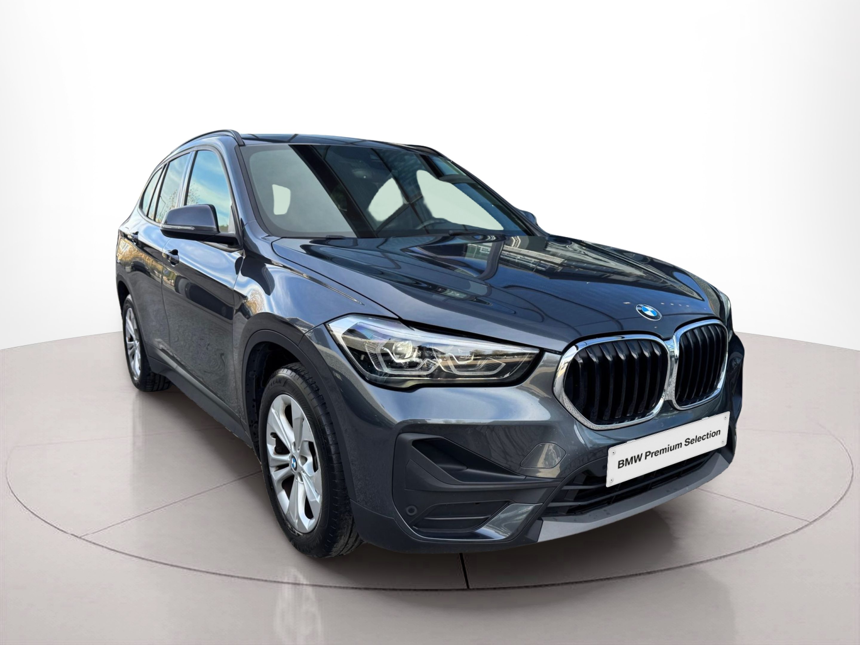 BMW X1 xDrive25e color Gris. Año 2021. 162KW(220CV). Elétrico / Gasolina Híbrido. En concesionario Santogal Oeiras de Oeiras