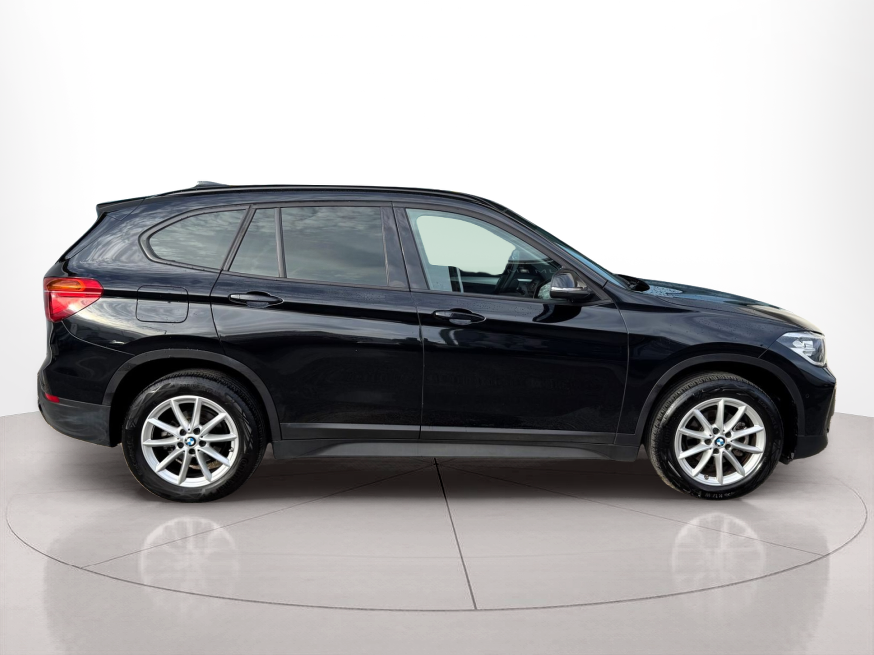Fotos de BMW X1 sDrive16d color Negro. Año 2022. 85KW(116CV). Diesel. En concesionario Santogal Oeiras de Oeiras
