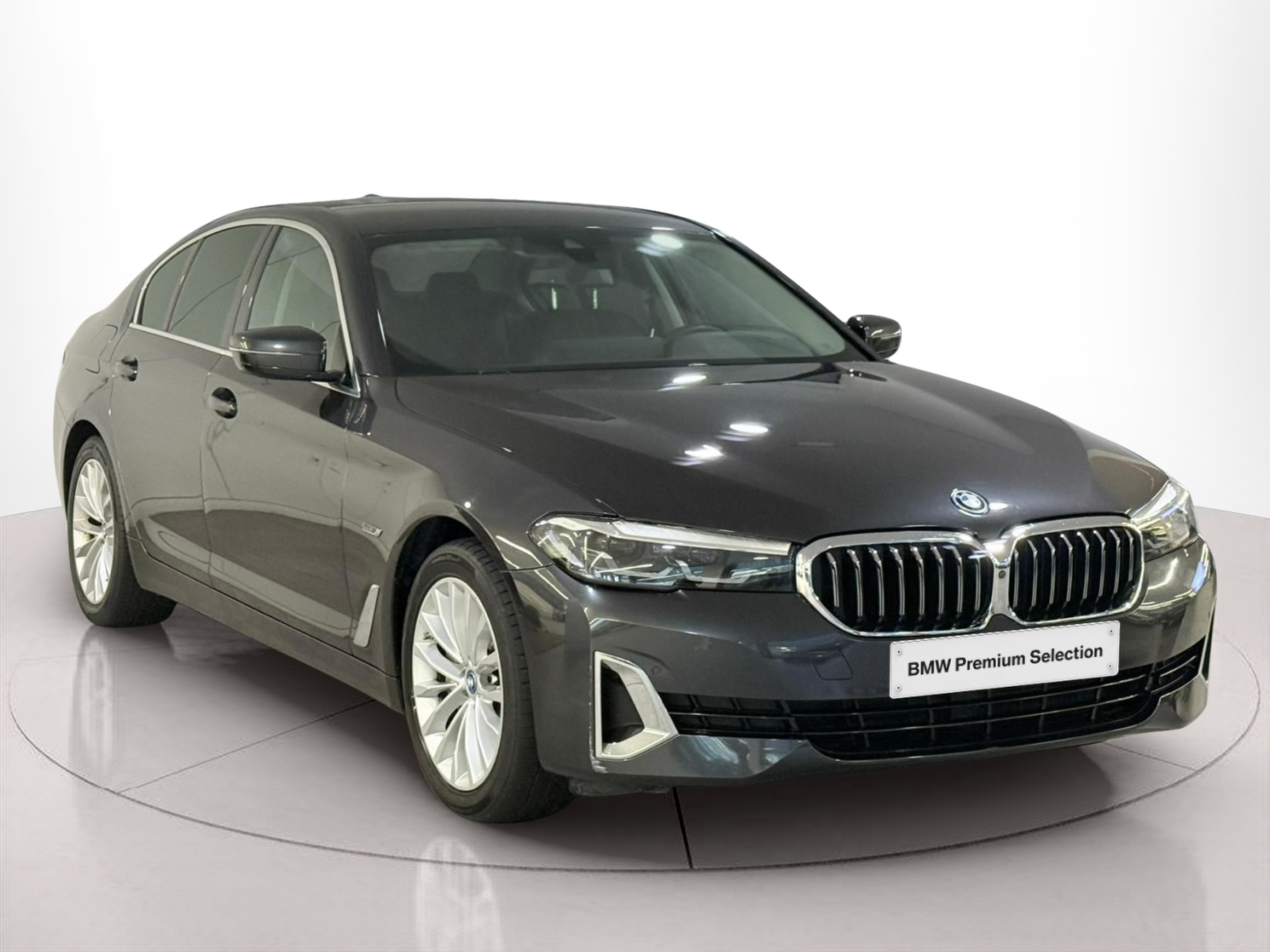BMW Série 5 520e Berlina color Gris. Año 2021. 150KW(204CV). Elétrico / Gasolina Híbrido. En concesionario Santogal Carnaxide de Oeiras