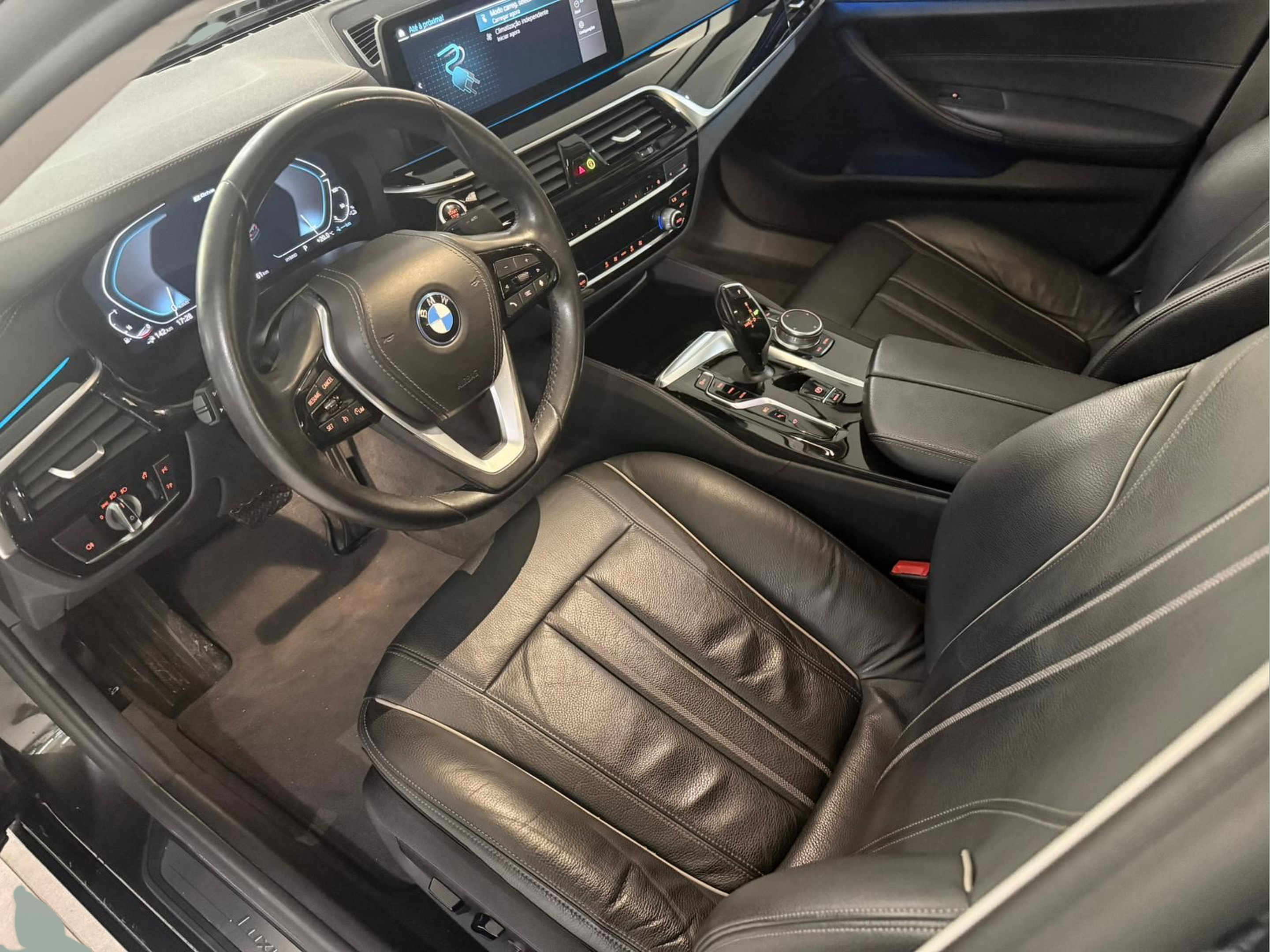 BMW Série 5 520e Berlina color Gris. Año 2021. 150KW(204CV). Elétrico / Gasolina Híbrido. En concesionario Santogal Carnaxide de Oeiras