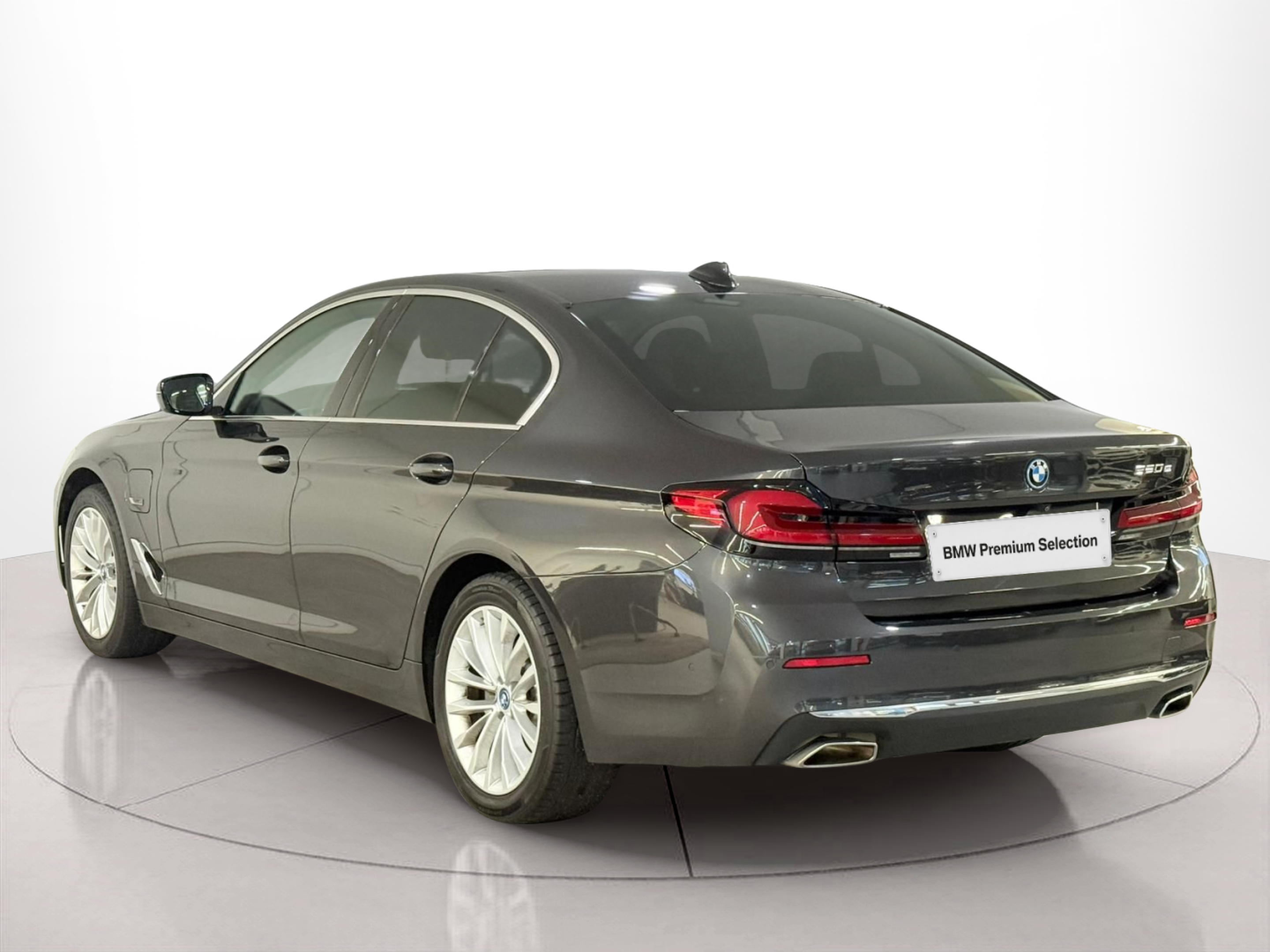 BMW Série 5 520e Berlina color Gris. Año 2021. 150KW(204CV). Elétrico / Gasolina Híbrido. En concesionario Santogal Carnaxide de Oeiras