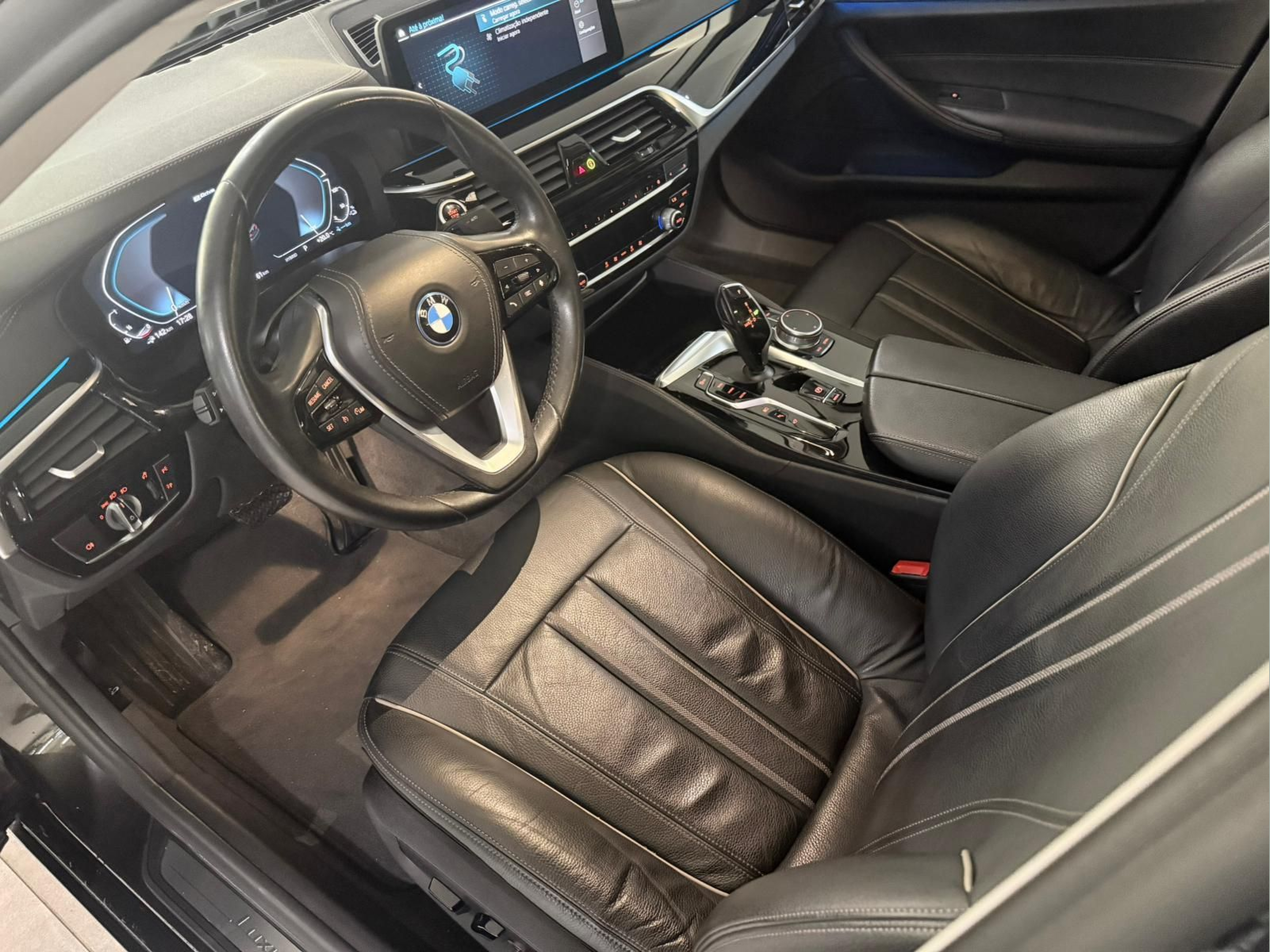 BMW Série 5 520e Berlina color Gris. Año 2021. 150KW(204CV). Elétrico / Gasolina Híbrido. En concesionario Santogal Carnaxide de Oeiras