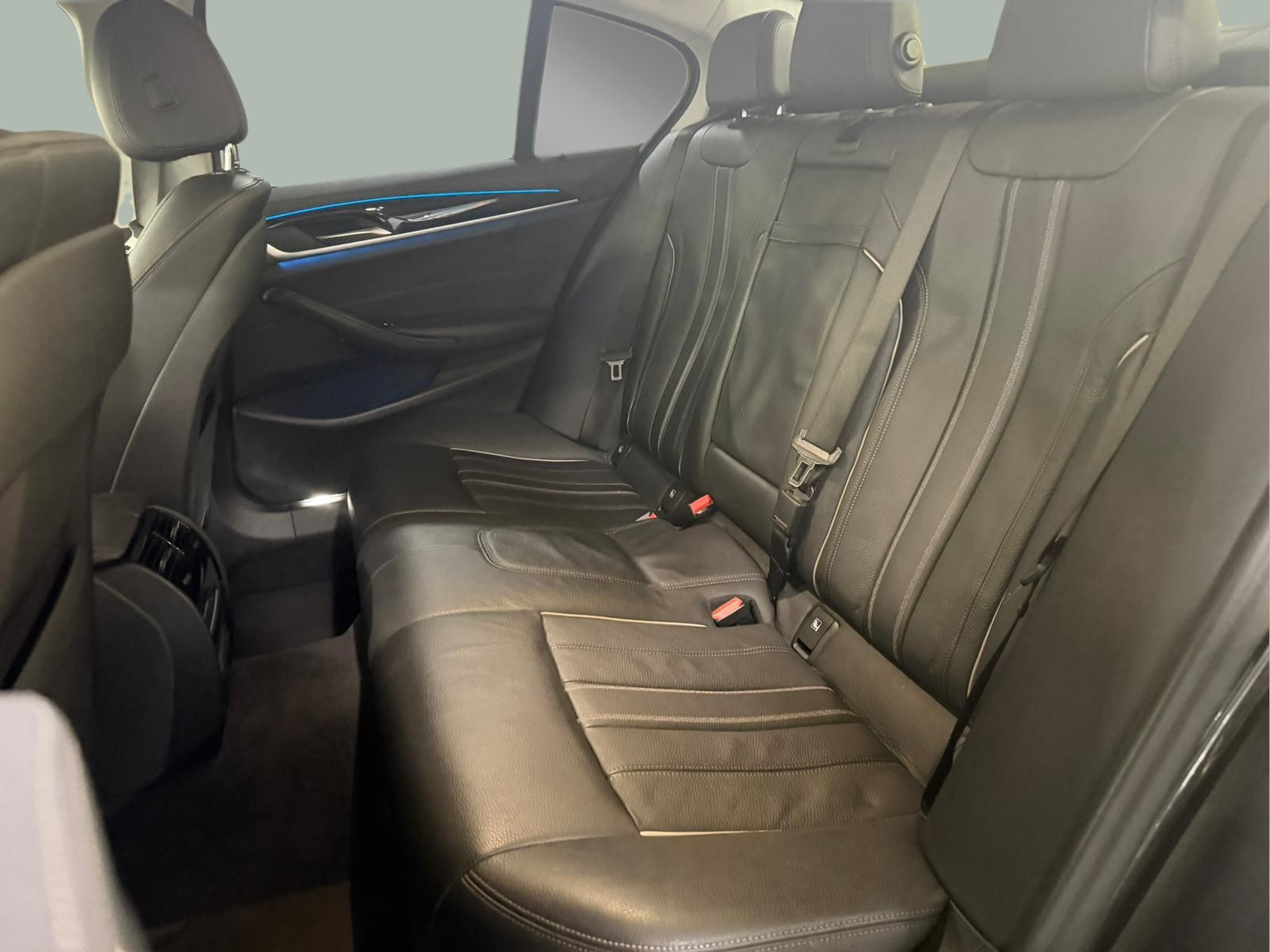 BMW Série 5 520e Berlina color Gris. Año 2021. 150KW(204CV). Elétrico / Gasolina Híbrido. En concesionario Santogal Carnaxide de Oeiras