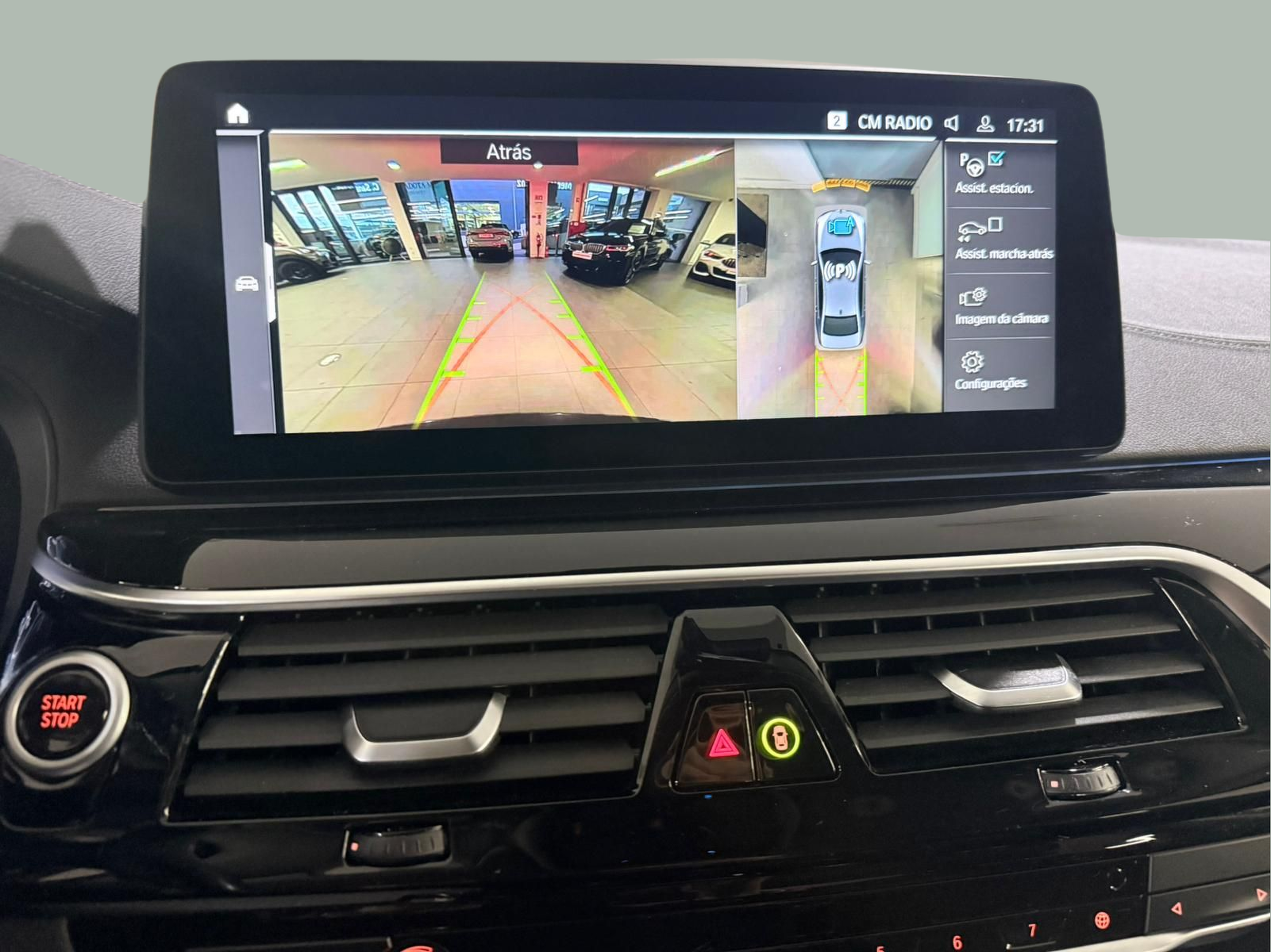 BMW Série 5 520e Berlina color Gris. Año 2021. 150KW(204CV). Elétrico / Gasolina Híbrido. En concesionario Santogal Carnaxide de Oeiras