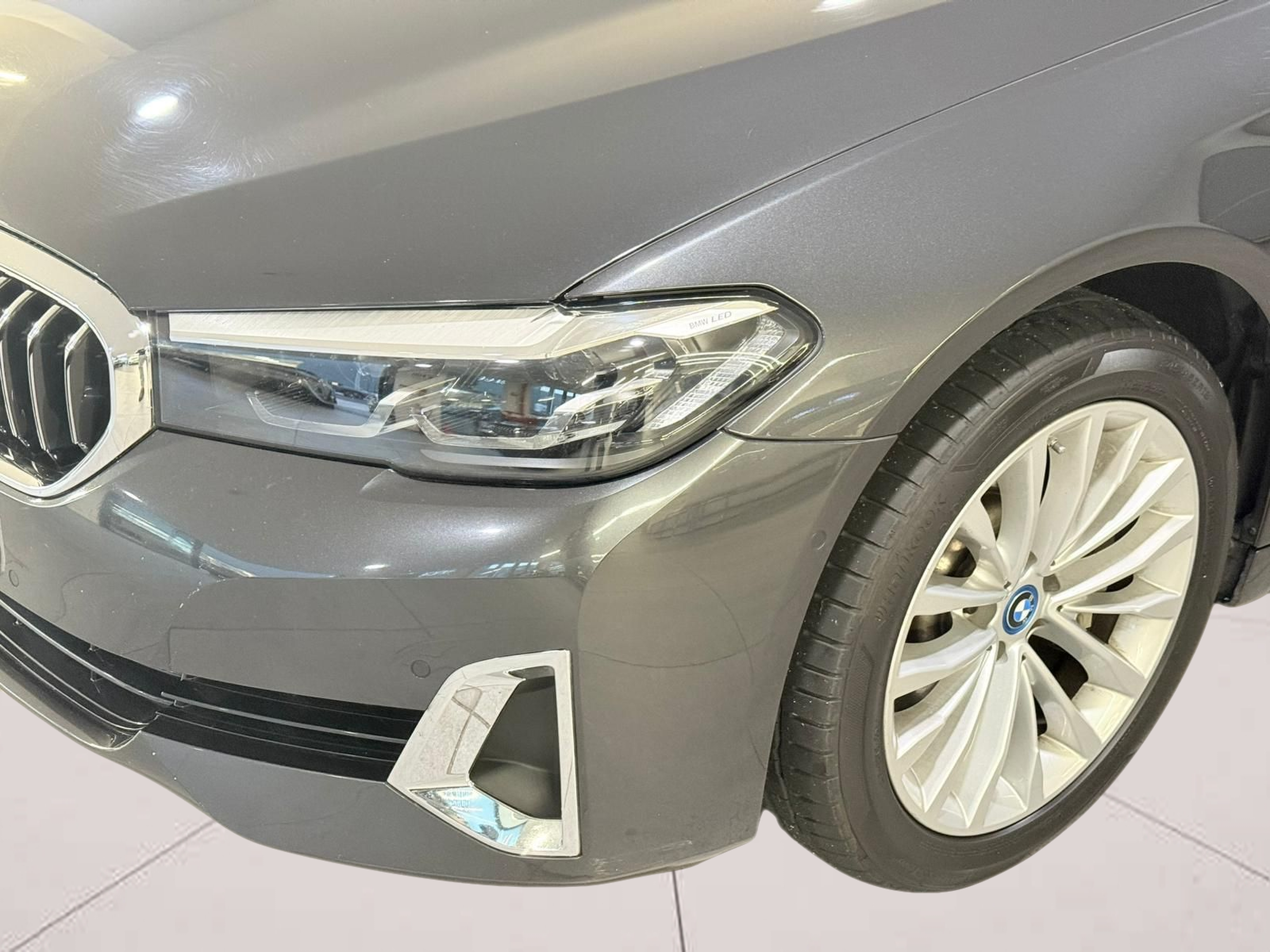 BMW Série 5 520e Berlina color Gris. Año 2021. 150KW(204CV). Elétrico / Gasolina Híbrido. En concesionario Santogal Carnaxide de Oeiras