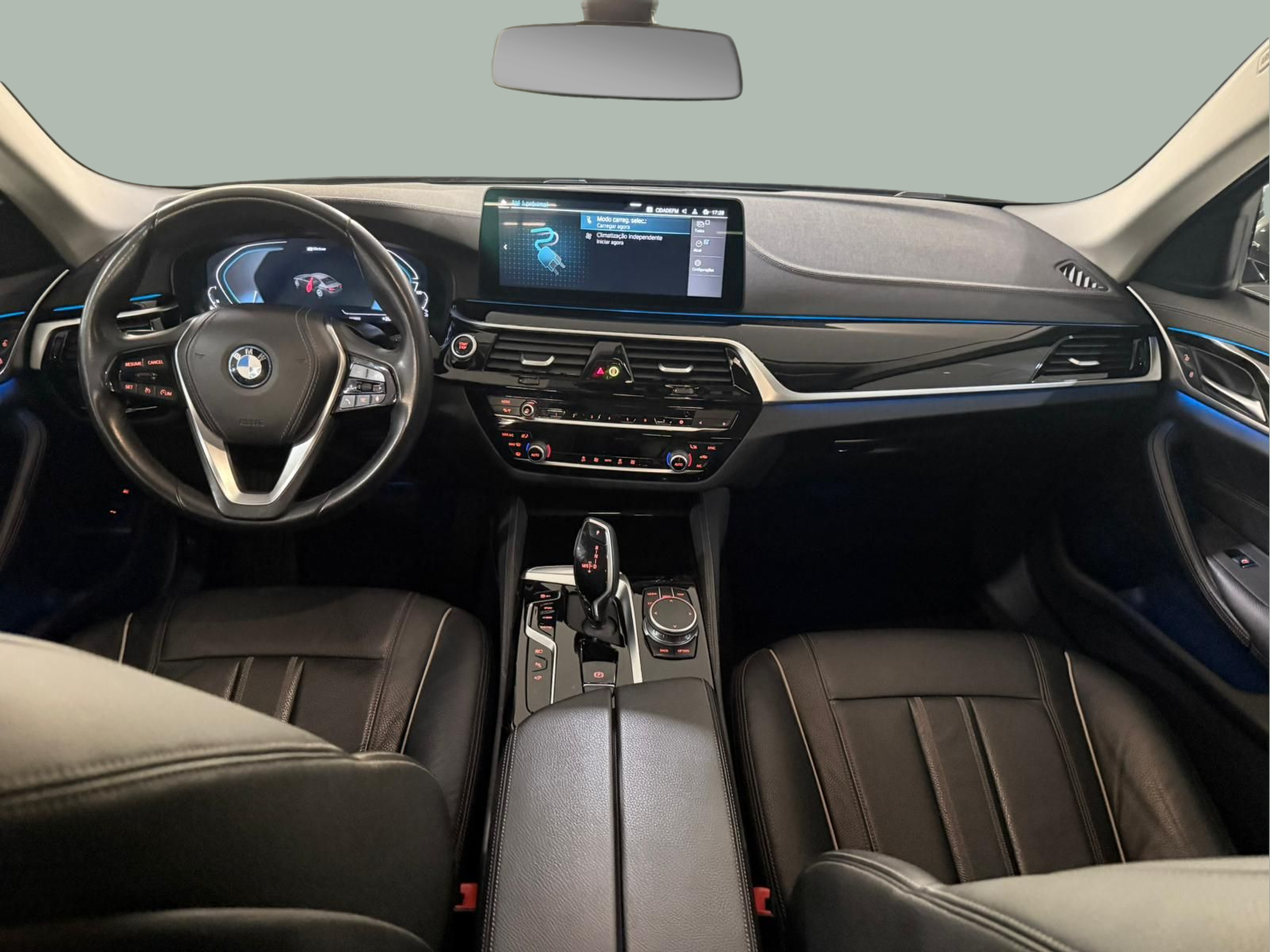 BMW Série 5 520e Berlina color Gris. Año 2021. 150KW(204CV). Elétrico / Gasolina Híbrido. En concesionario Santogal Carnaxide de Oeiras