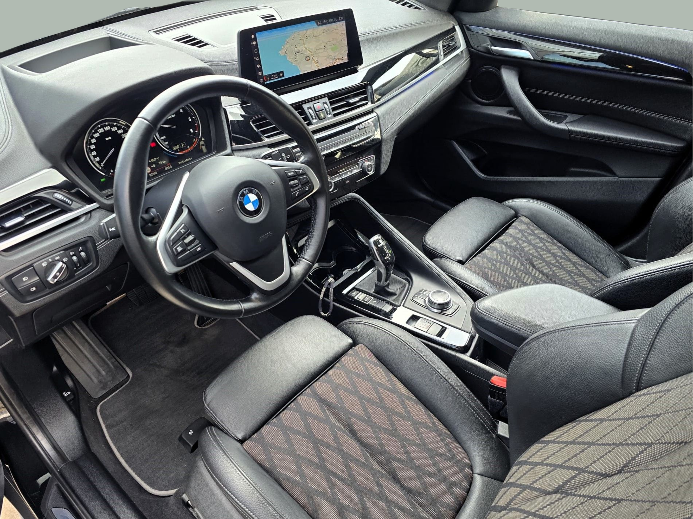 BMW X1 sDrive16d color Negro. Año 2022. 85KW(116CV). Diesel. En concesionario Santogal Oeiras de Oeiras