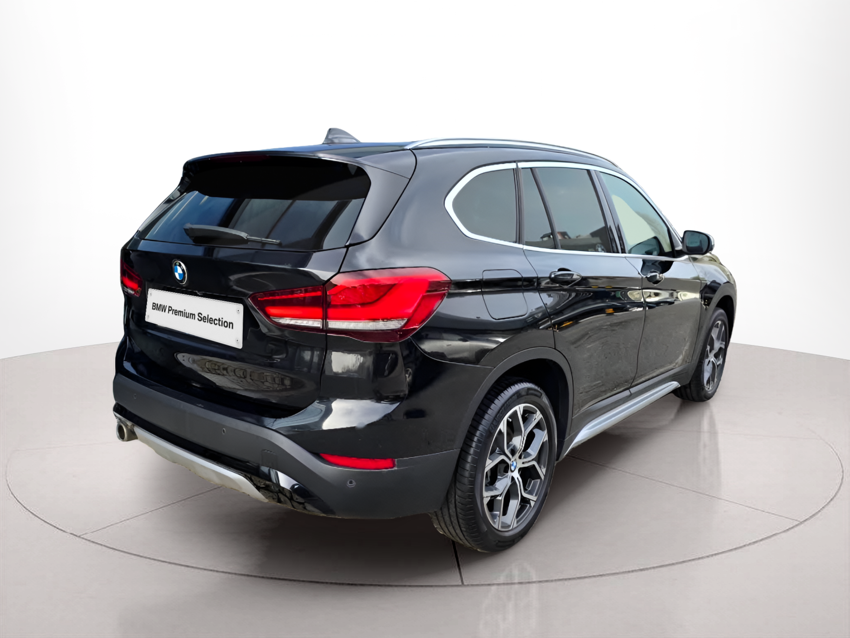 BMW X1 sDrive16d color Negro. Año 2022. 85KW(116CV). Diesel. En concesionario Santogal Oeiras de Oeiras