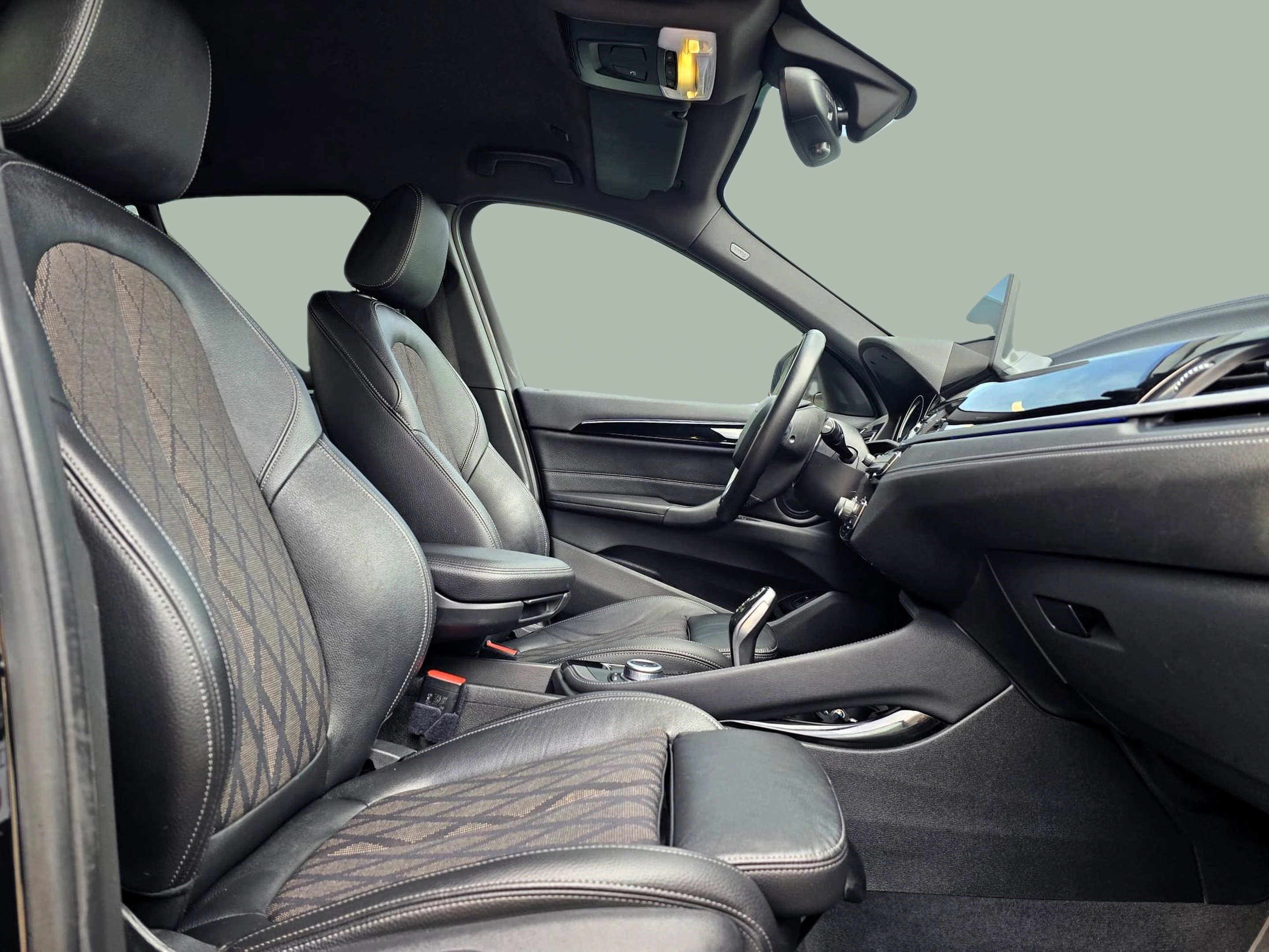 BMW X1 sDrive16d color Negro. Año 2022. 85KW(116CV). Diesel. En concesionario Santogal Oeiras de Oeiras