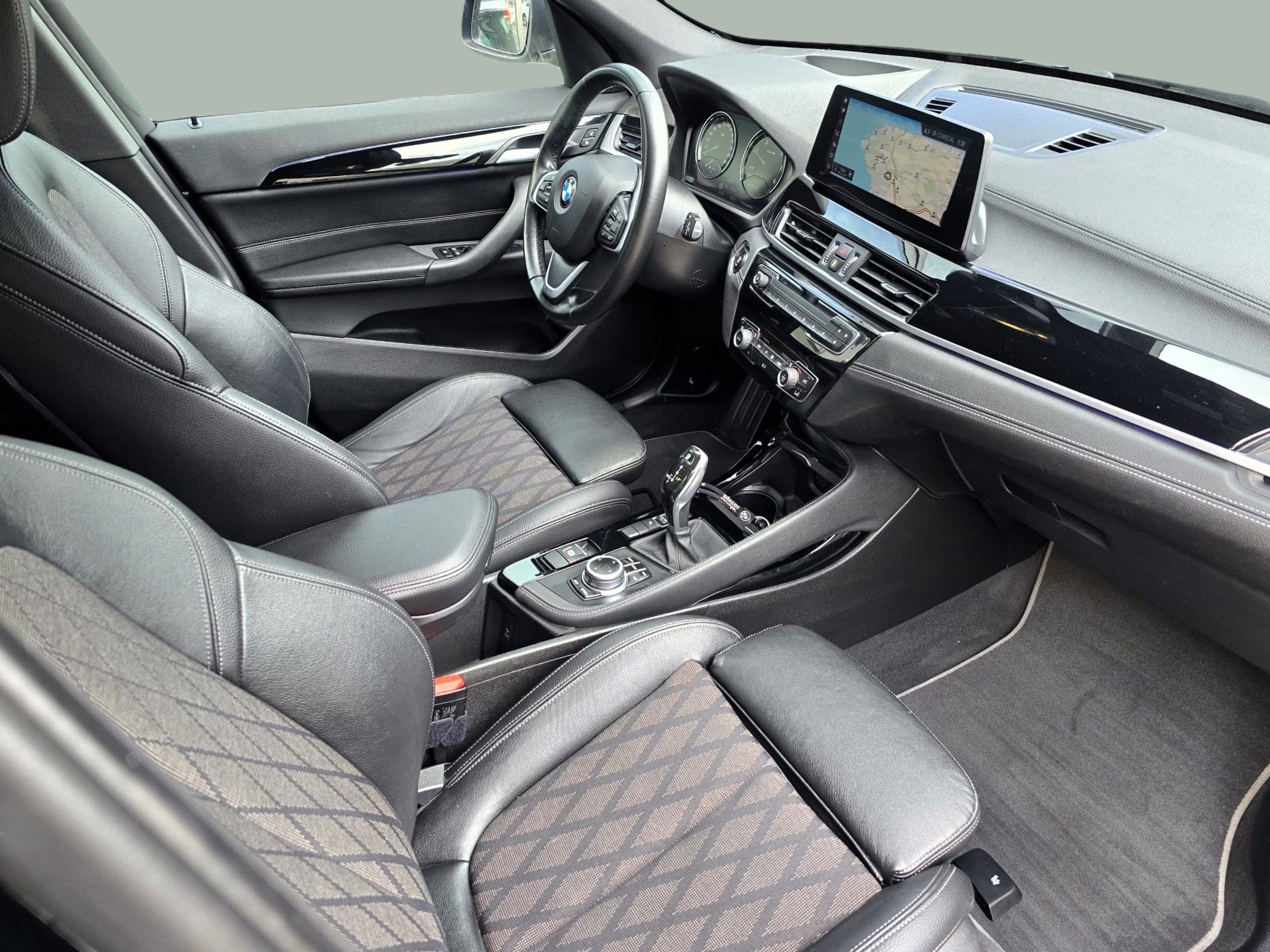 BMW X1 sDrive16d color Negro. Año 2022. 85KW(116CV). Diesel. En concesionario Santogal Oeiras de Oeiras