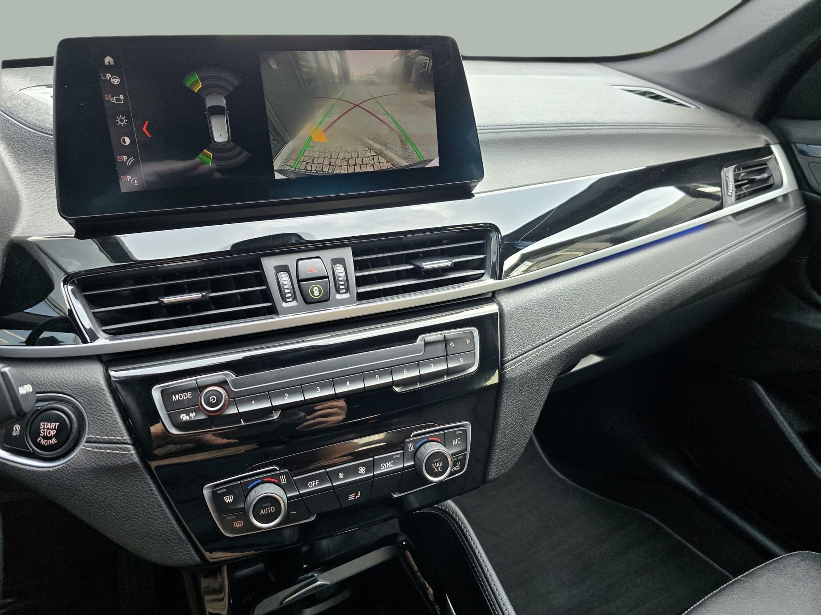 BMW X1 sDrive16d color Negro. Año 2022. 85KW(116CV). Diesel. En concesionario Santogal Oeiras de Oeiras