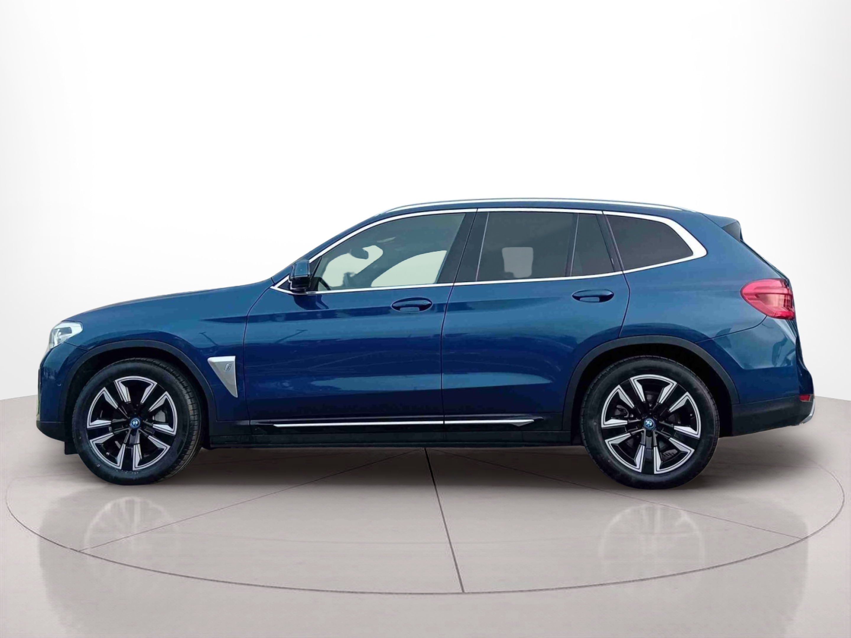 Fotos de BMW iX3 iX3 80 kWh color Azul. Año 2022. 210KW(286CV). Elétrico. En concesionario Santogal Seixal de Seixal
