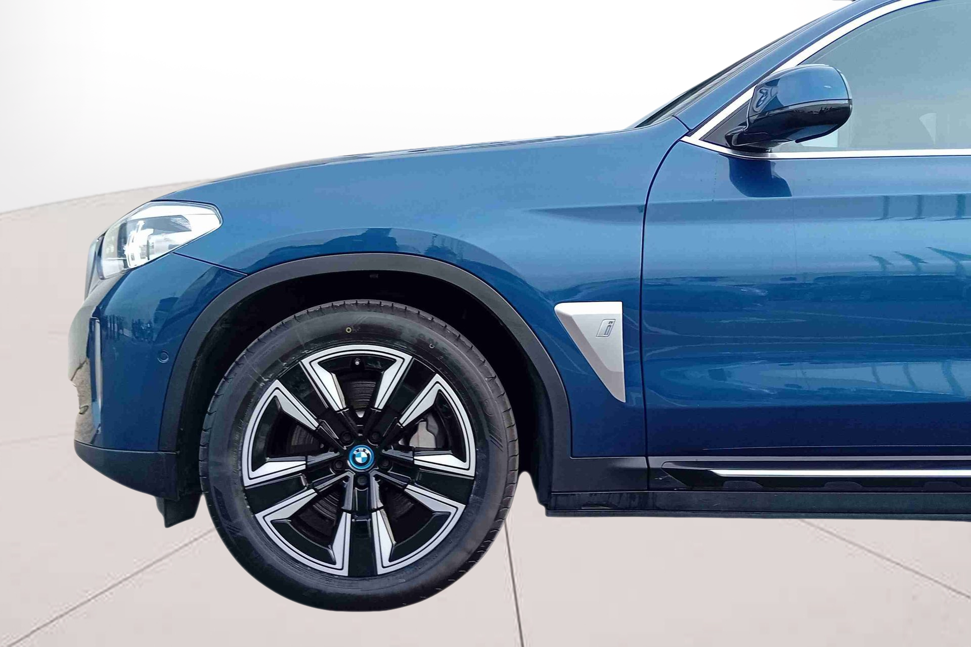 BMW iX3 iX3 80 kWh color Azul. Año 2022. 210KW(286CV). Elétrico. En concesionario Santogal Seixal de Seixal