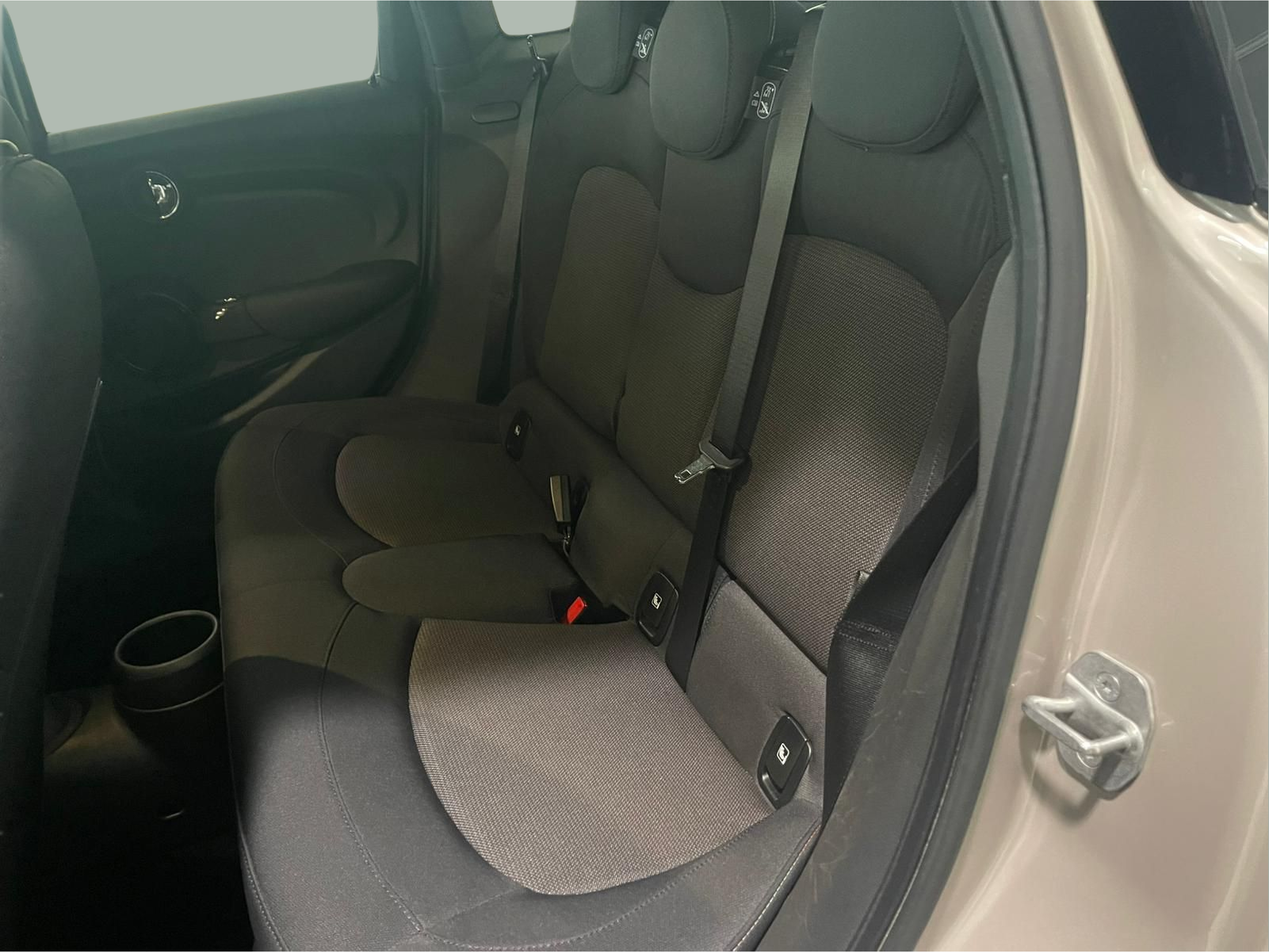 fotoG 8 del MINI MINI Cooper 5 Portas 100 kW (136 CV) 136cv Gasolina de 2022 em Oeiras