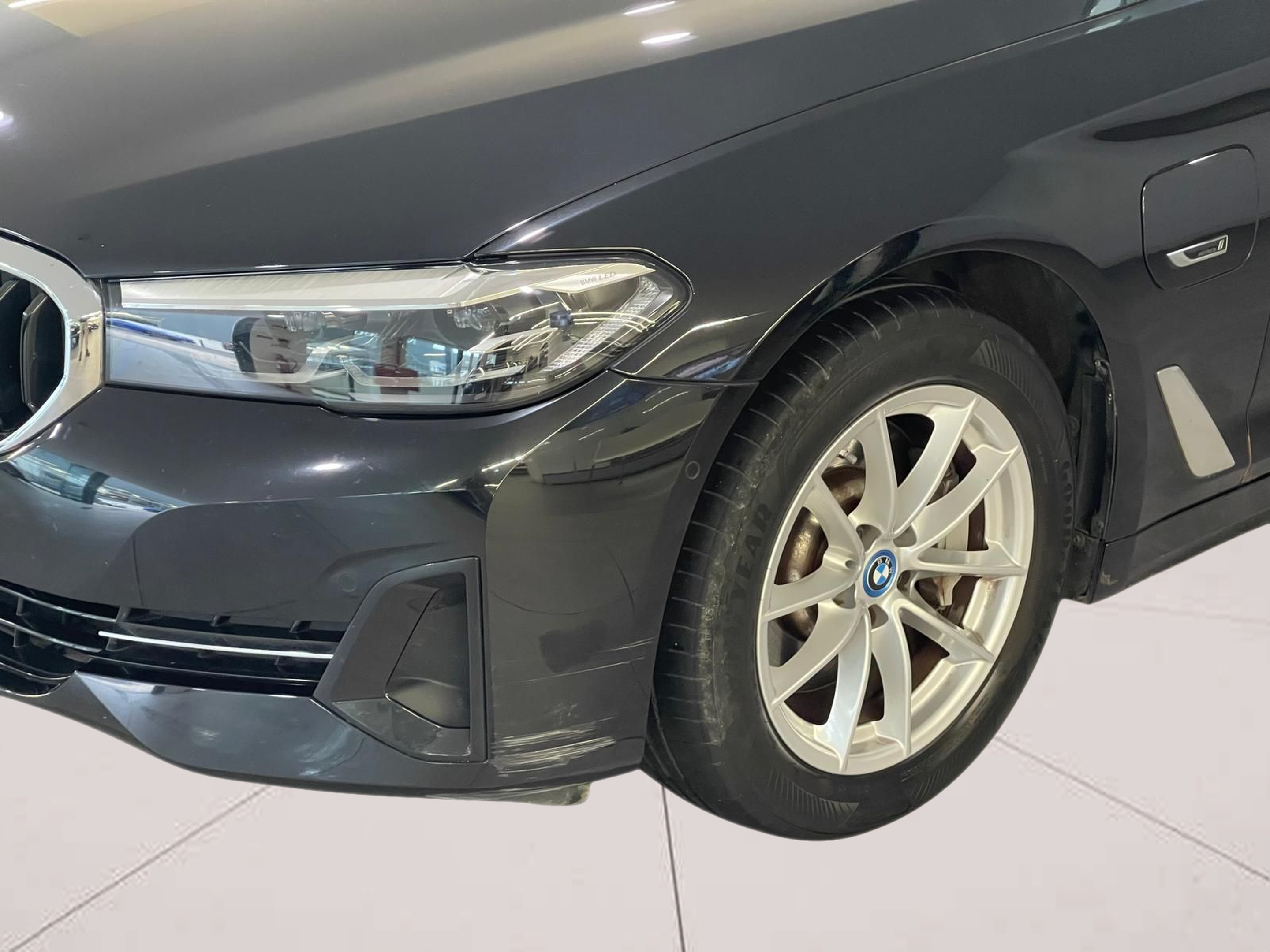 BMW Série 5 530e Berlina color Negro. Año 2022. 215KW(292CV). Elétrico / Gasolina Híbrido. En concesionario Santogal Carnaxide de Oeiras