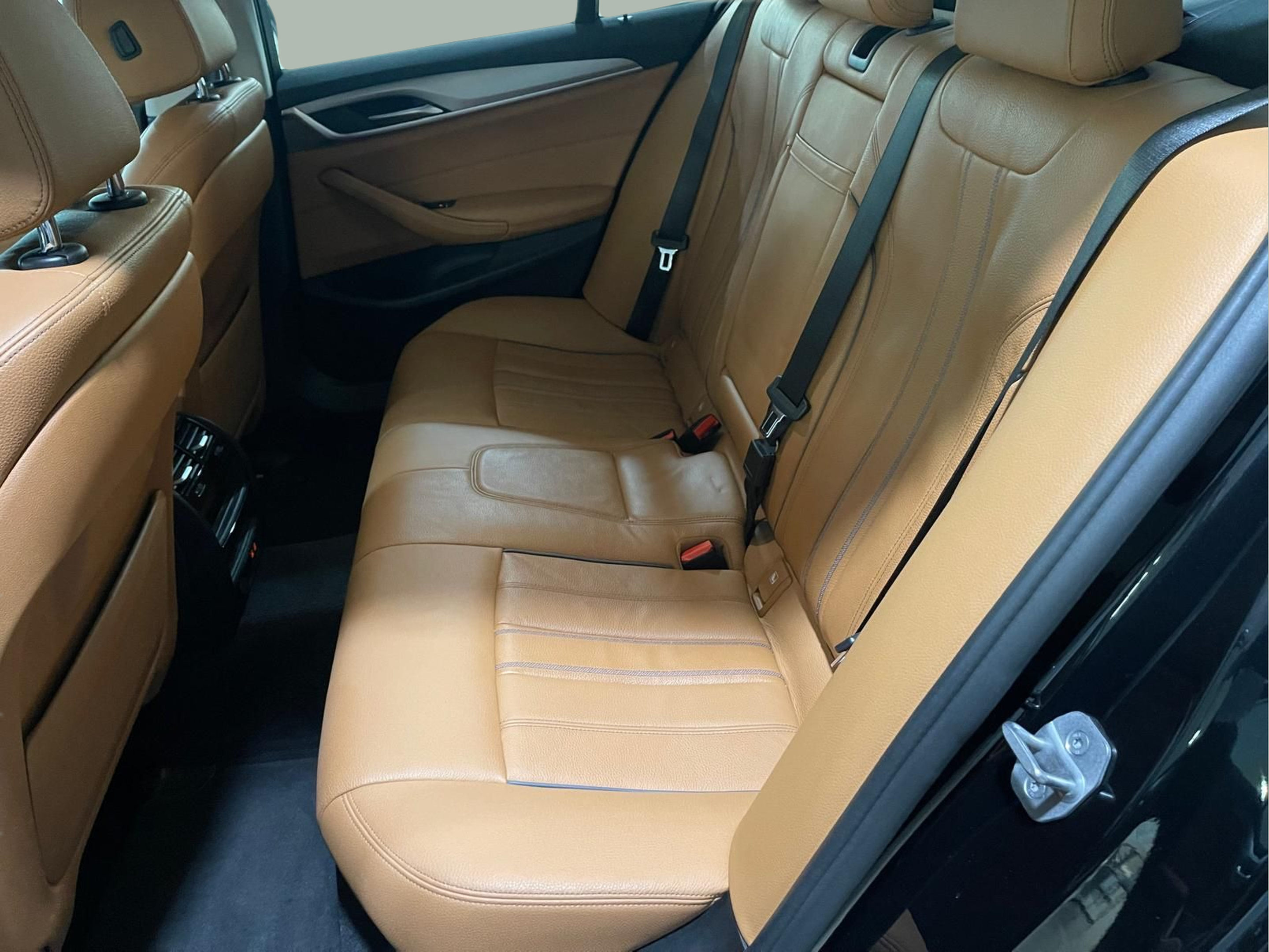 BMW Série 5 530e Berlina color Negro. Año 2022. 215KW(292CV). Elétrico / Gasolina Híbrido. En concesionario Santogal Carnaxide de Oeiras