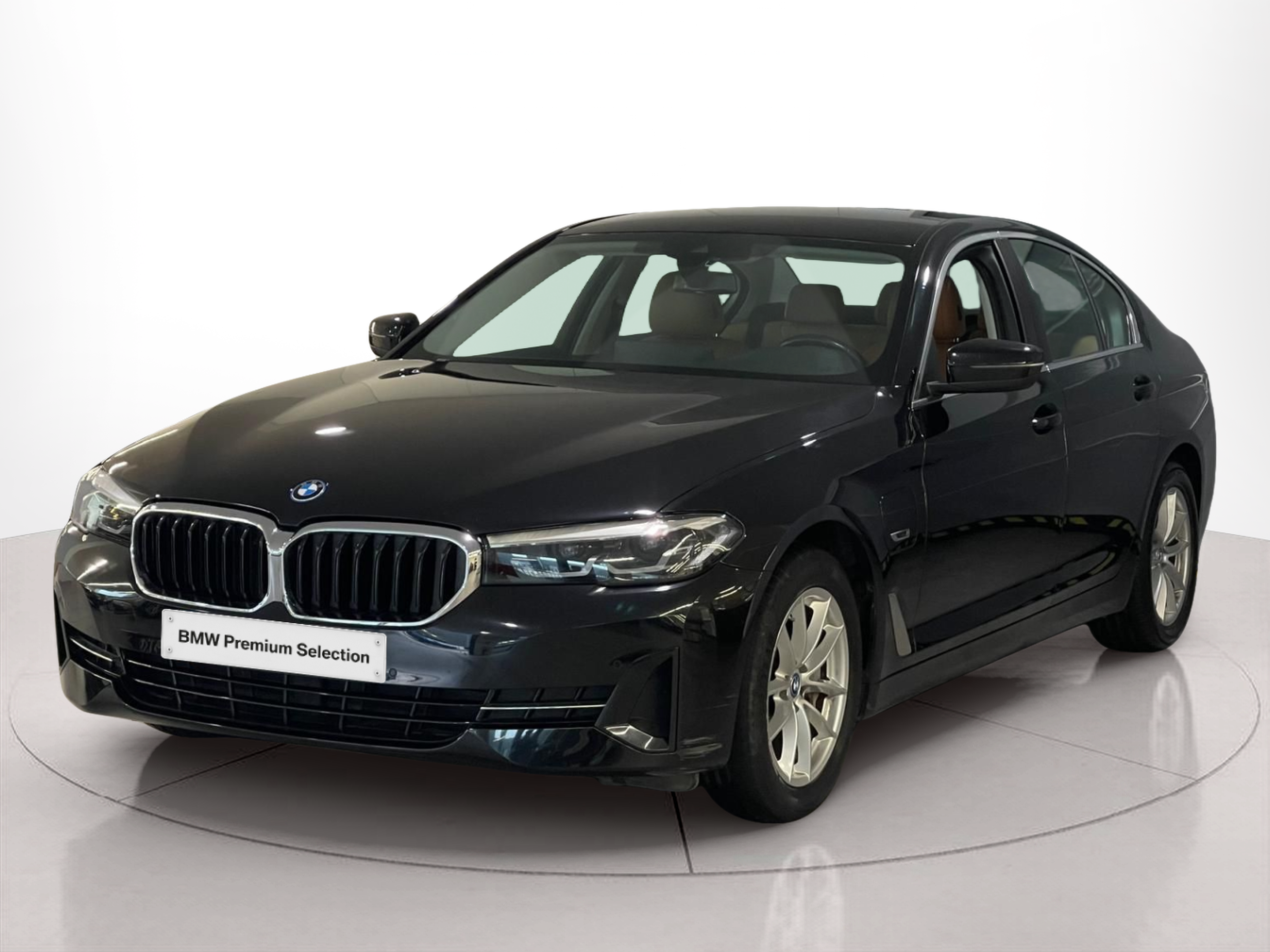 Fotos de BMW Série 5 530e Berlina color Negro. Año 2022. 215KW(292CV). Elétrico / Gasolina Híbrido. En concesionario Santogal Carnaxide de Oeiras