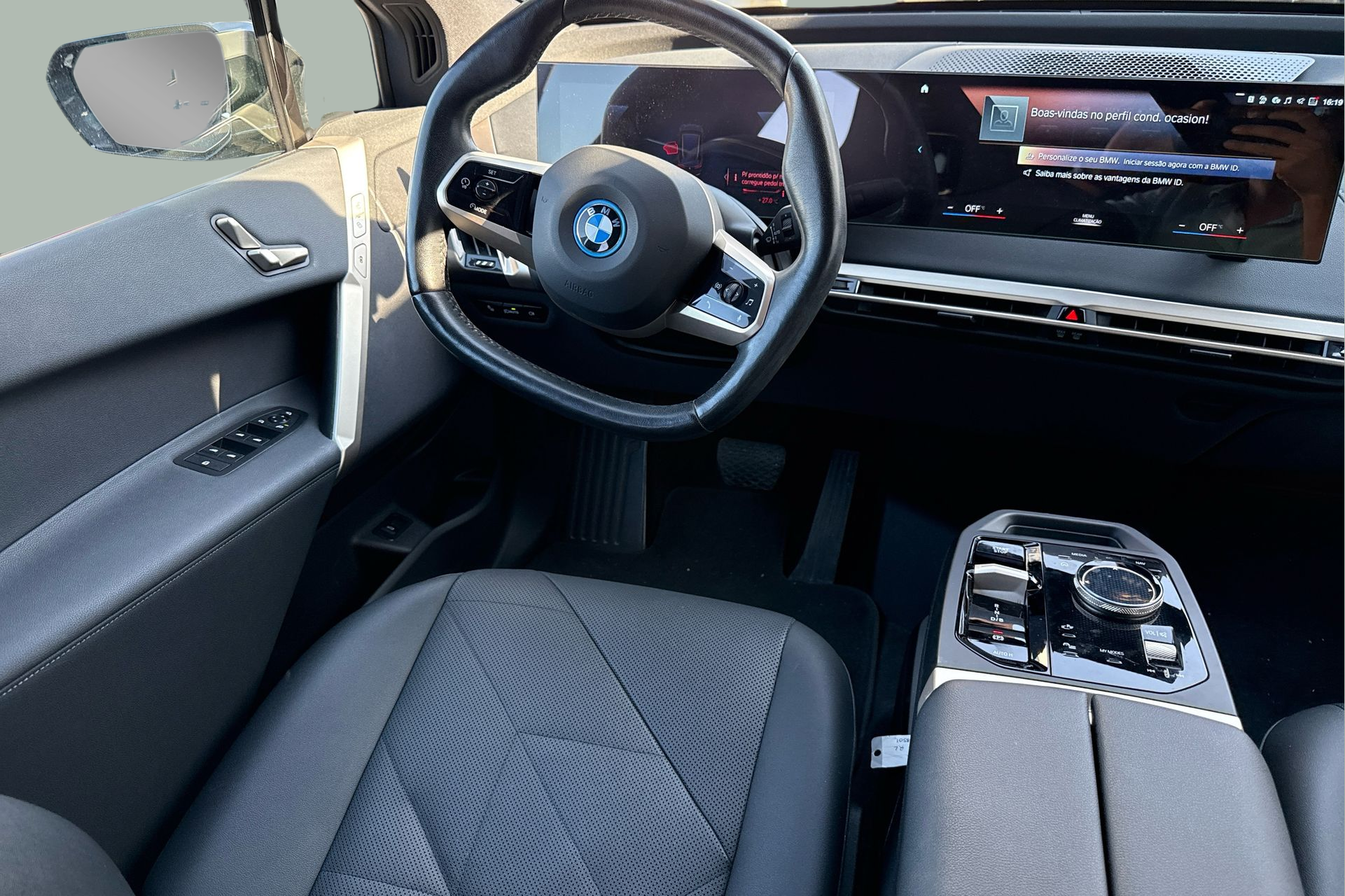 BMW iX xDrive40 color Gris. Año 2022. 240KW(326CV). Elétrico. En concesionario Santogal Praça de Espanha - Lisboa de Lisboa