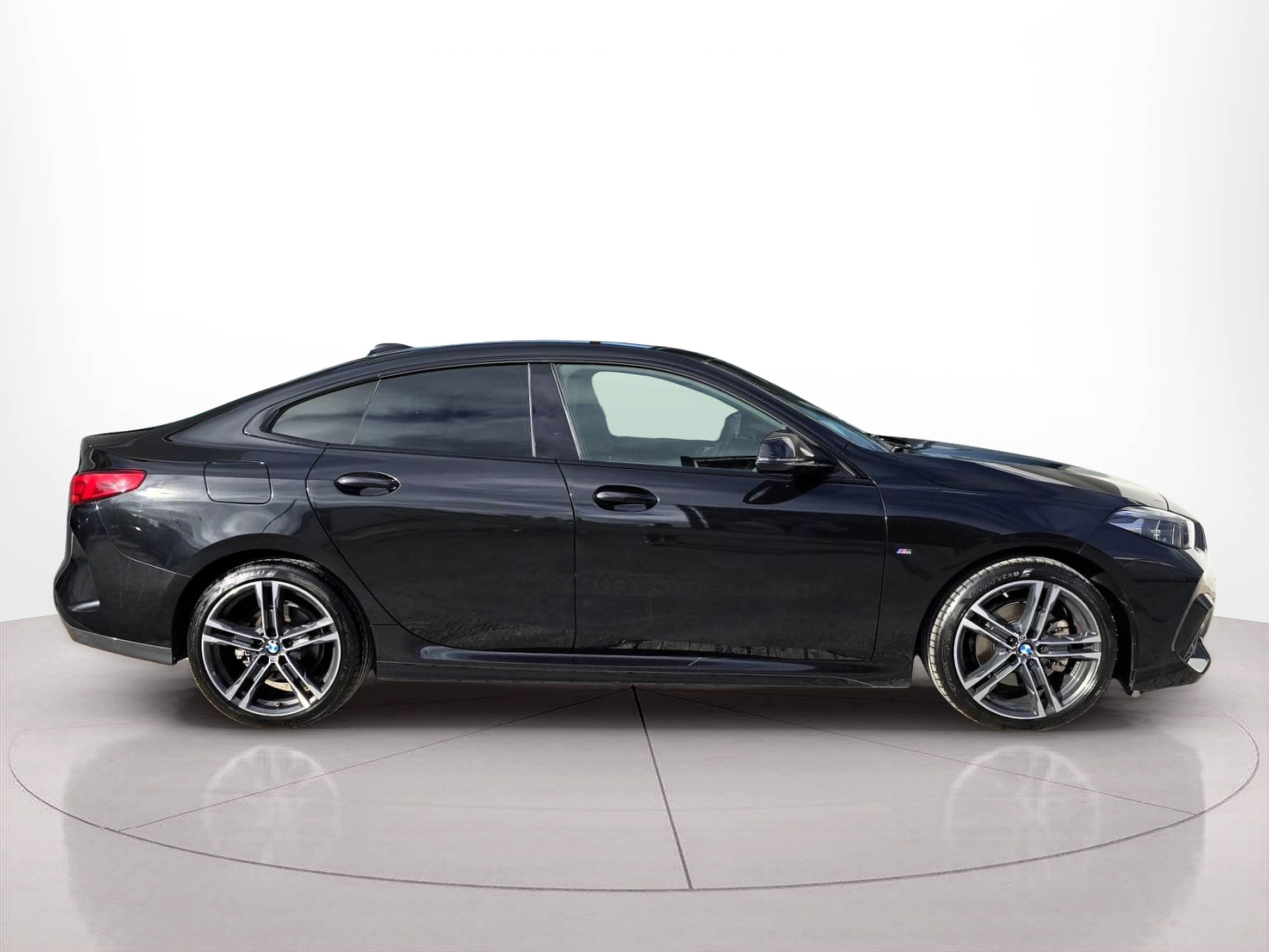 Fotos de BMW Série 2 216d Gran Coupe color Negro. Año 2022. 85KW(116CV). Diesel. En concesionario Santogal Oeiras de Oeiras