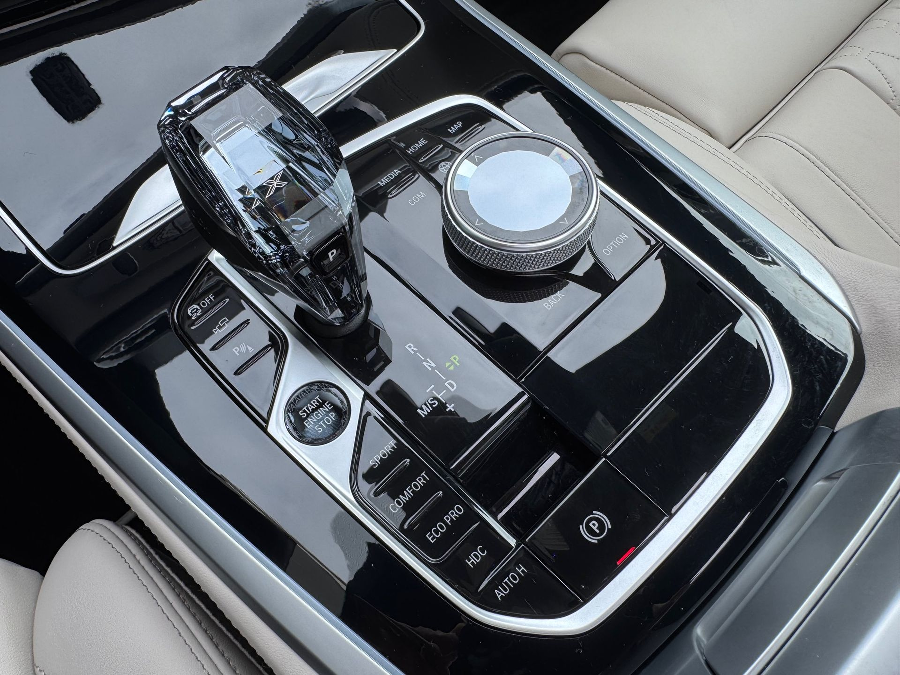 BMW X5 xDrive40d color Blanco. Año 2022. 250KW(340CV). Diesel. En concesionario Santogal Oeiras de Oeiras