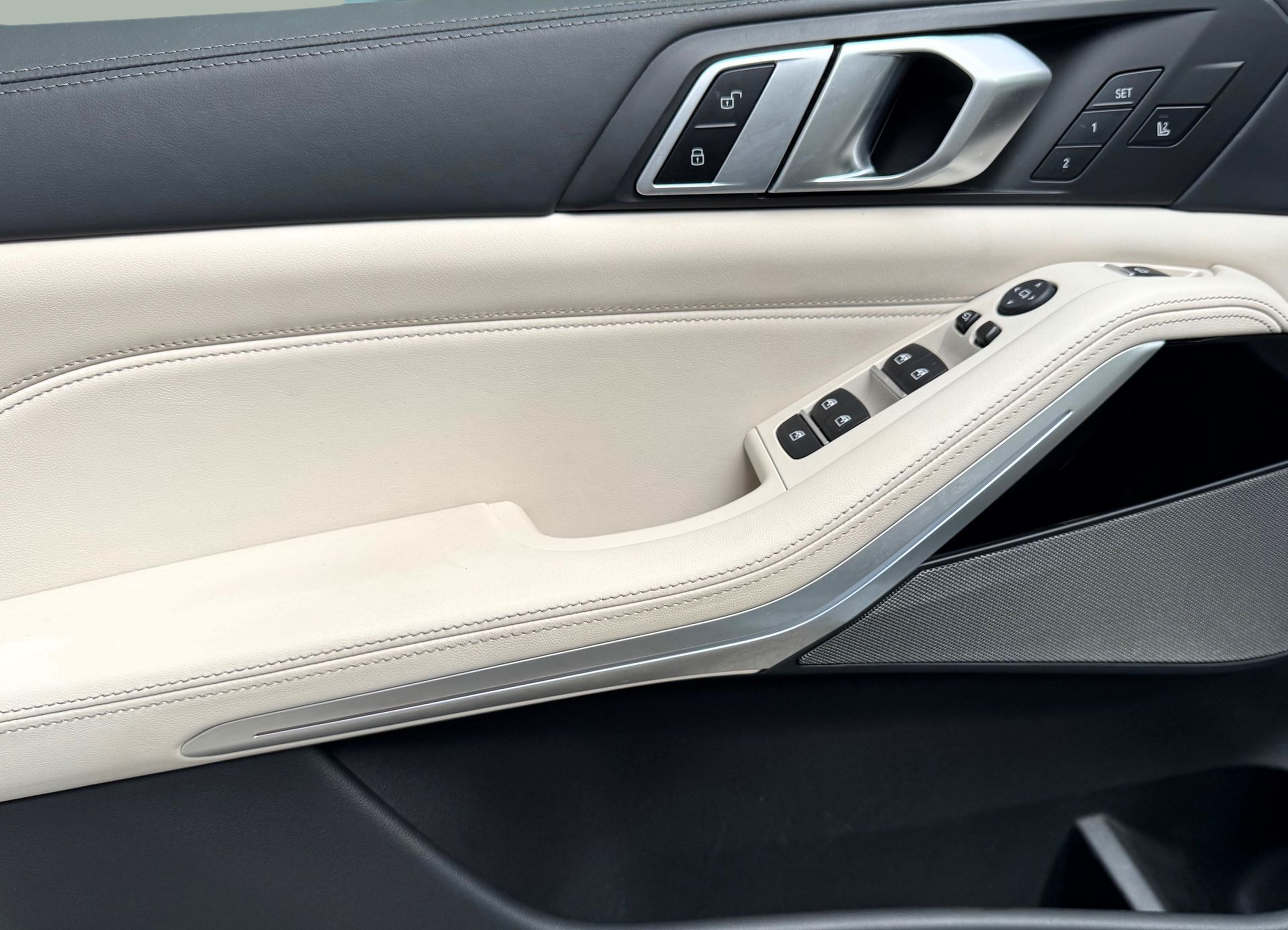 BMW X5 xDrive40d color Blanco. Año 2022. 250KW(340CV). Diesel. En concesionario Santogal Oeiras de Oeiras