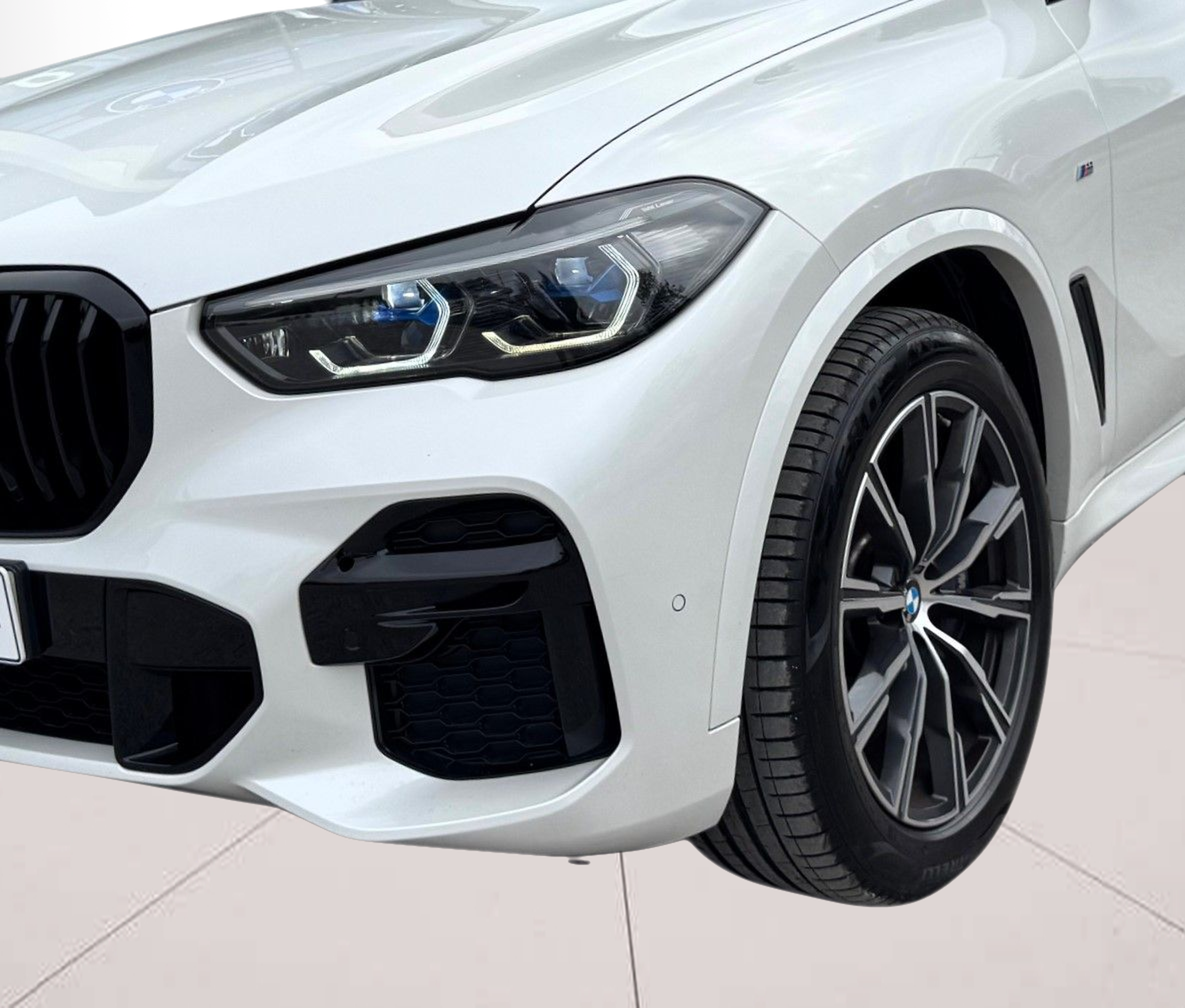 BMW X5 xDrive40d color Blanco. Año 2022. 250KW(340CV). Diesel. En concesionario Santogal Oeiras de Oeiras