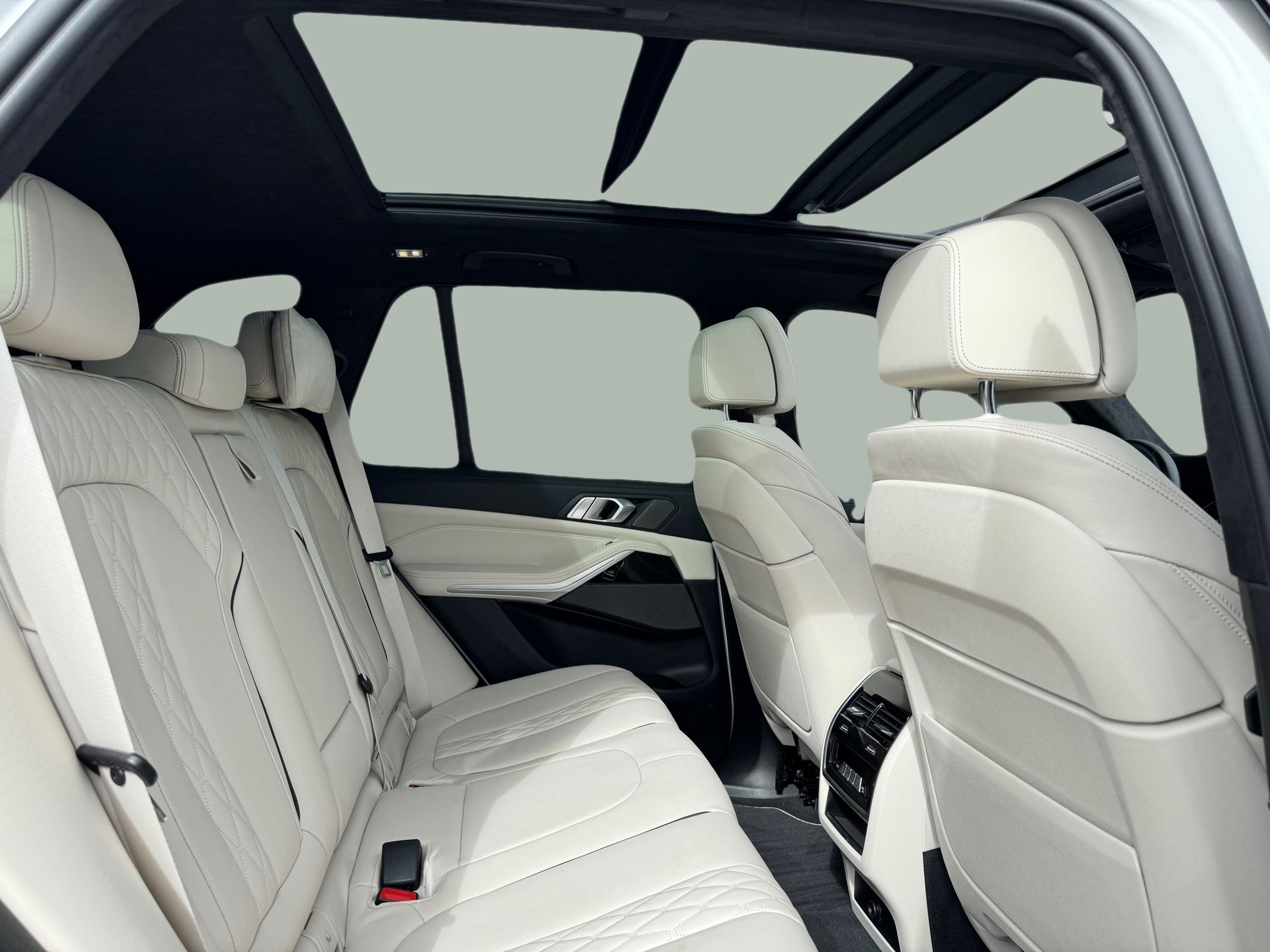 BMW X5 xDrive40d color Blanco. Año 2022. 250KW(340CV). Diesel. En concesionario Santogal Oeiras de Oeiras