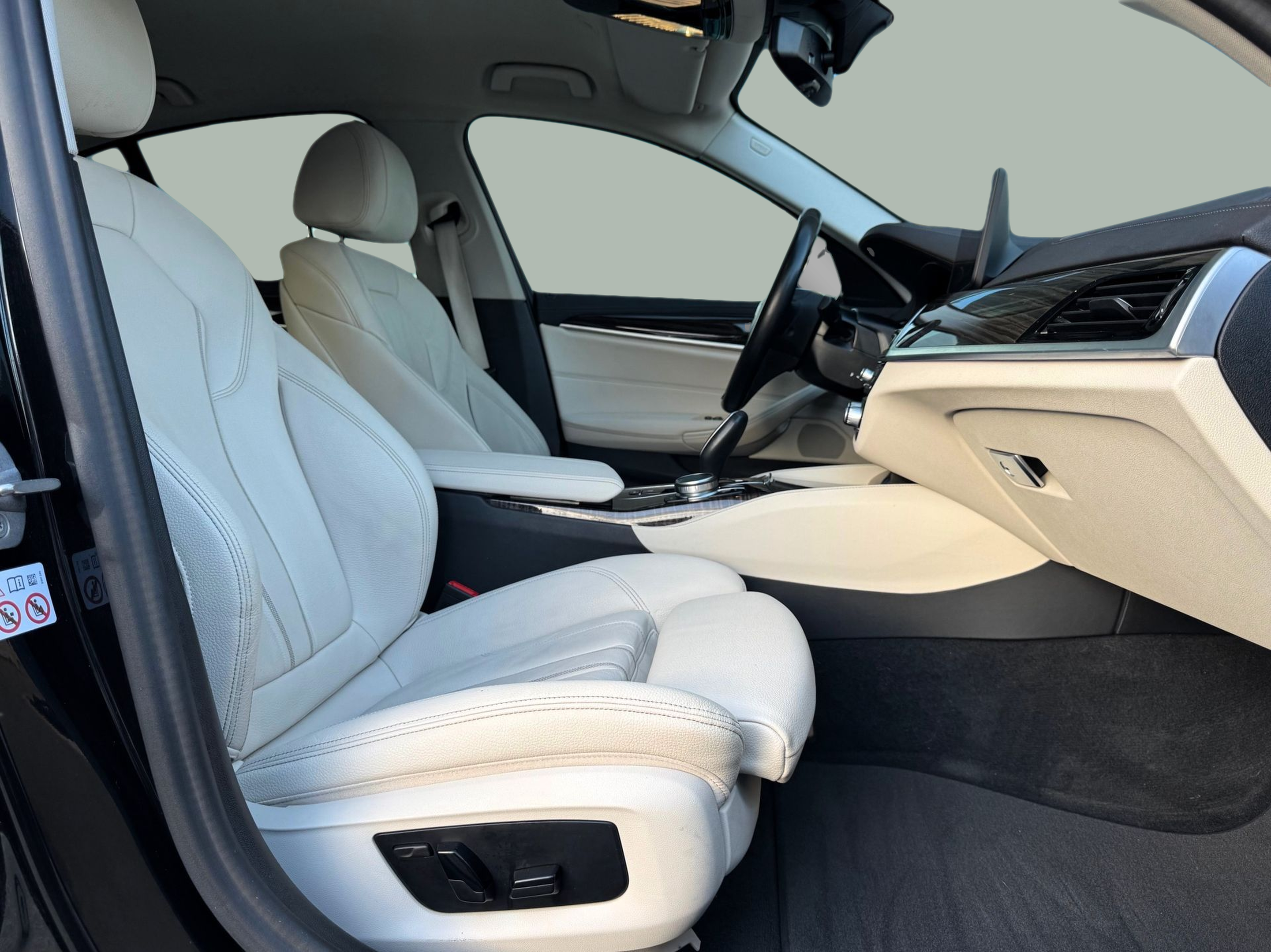 BMW Série 5 530e Berlina color Negro. Año 2022. 215KW(292CV). Elétrico / Gasolina Híbrido. En concesionario Santogal Oeiras de Oeiras