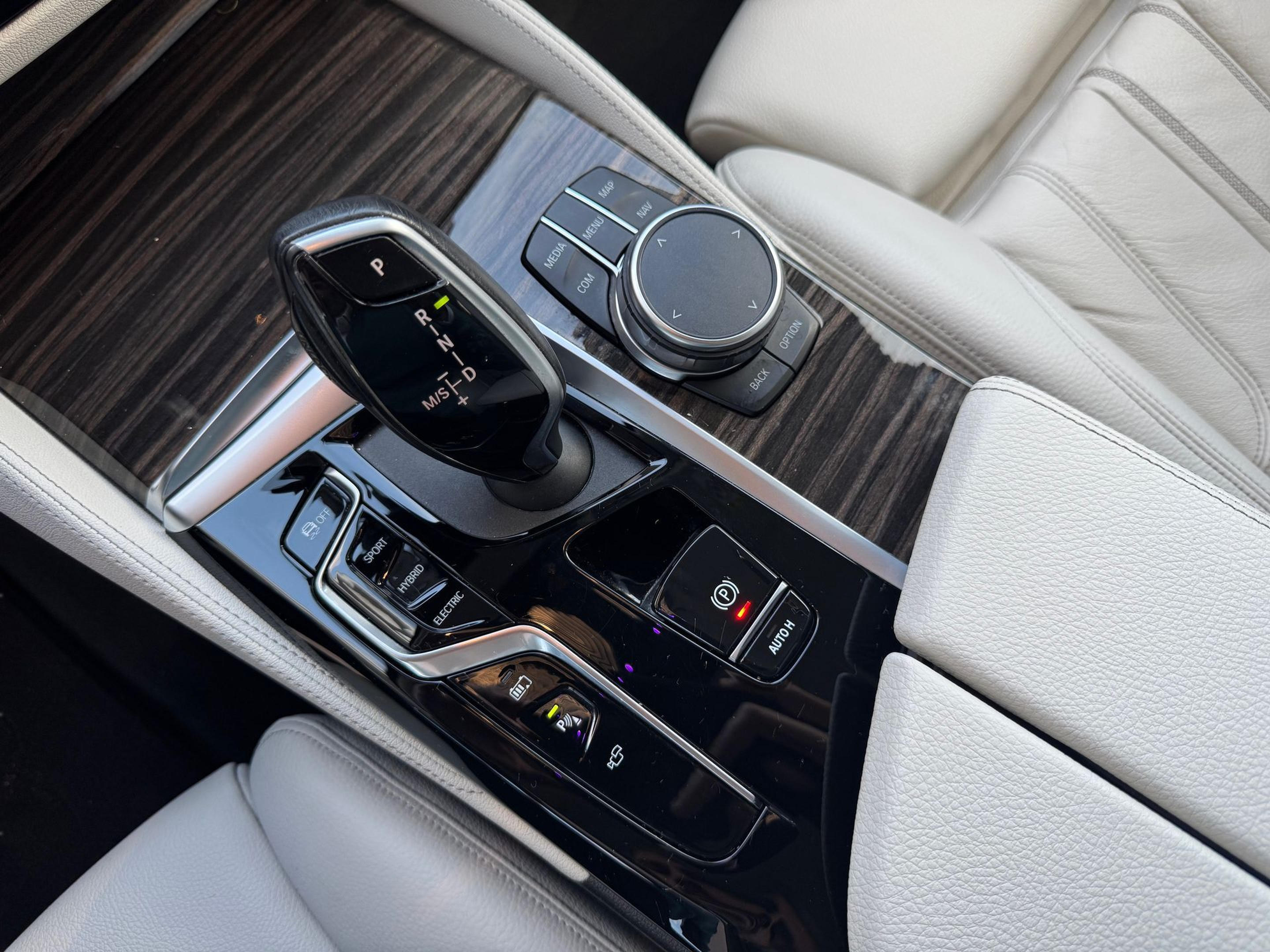 BMW Série 5 530e Berlina color Negro. Año 2022. 215KW(292CV). Elétrico / Gasolina Híbrido. En concesionario Santogal Oeiras de Oeiras