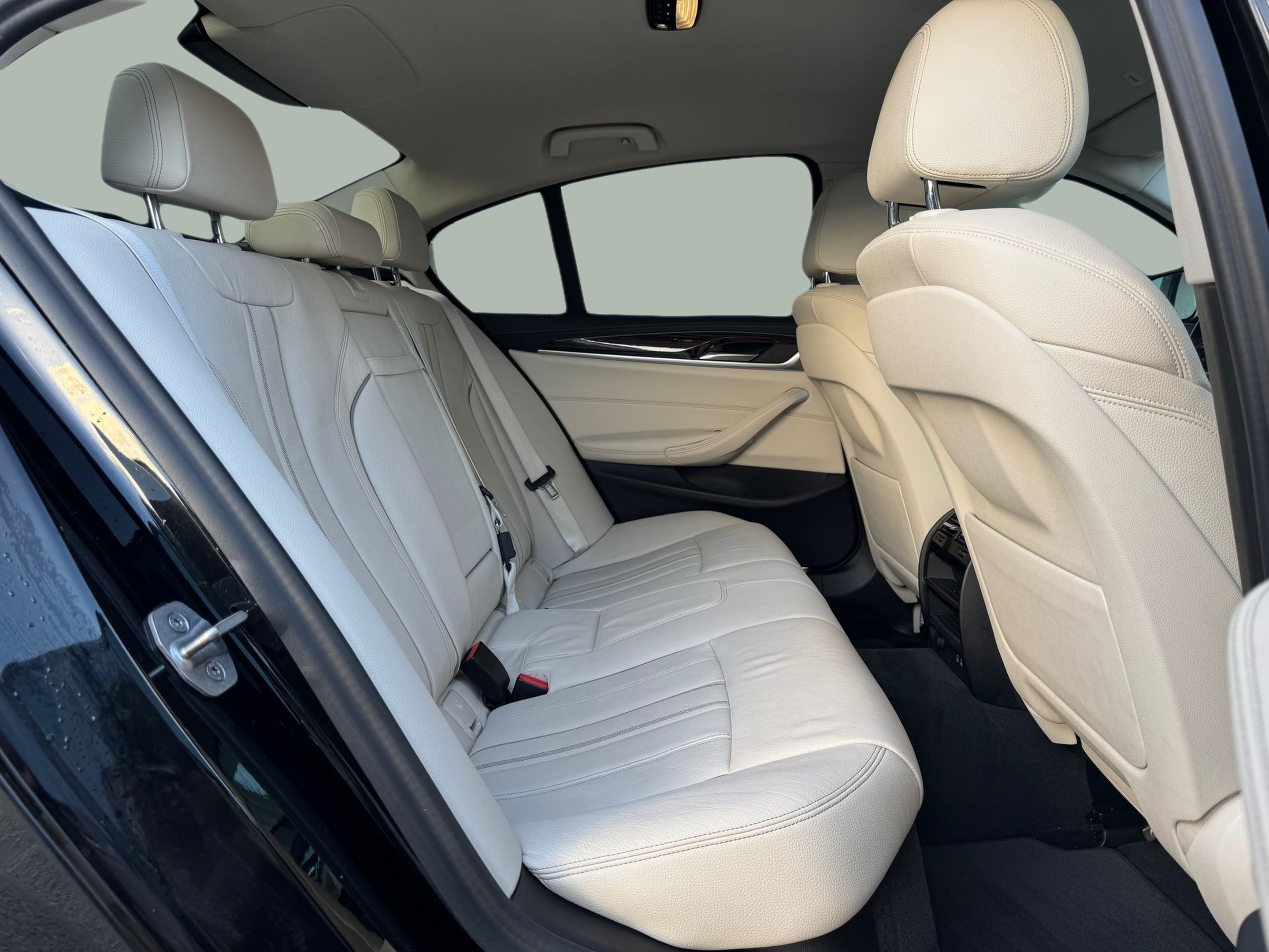 BMW Série 5 530e Berlina color Negro. Año 2022. 215KW(292CV). Elétrico / Gasolina Híbrido. En concesionario Santogal Oeiras de Oeiras