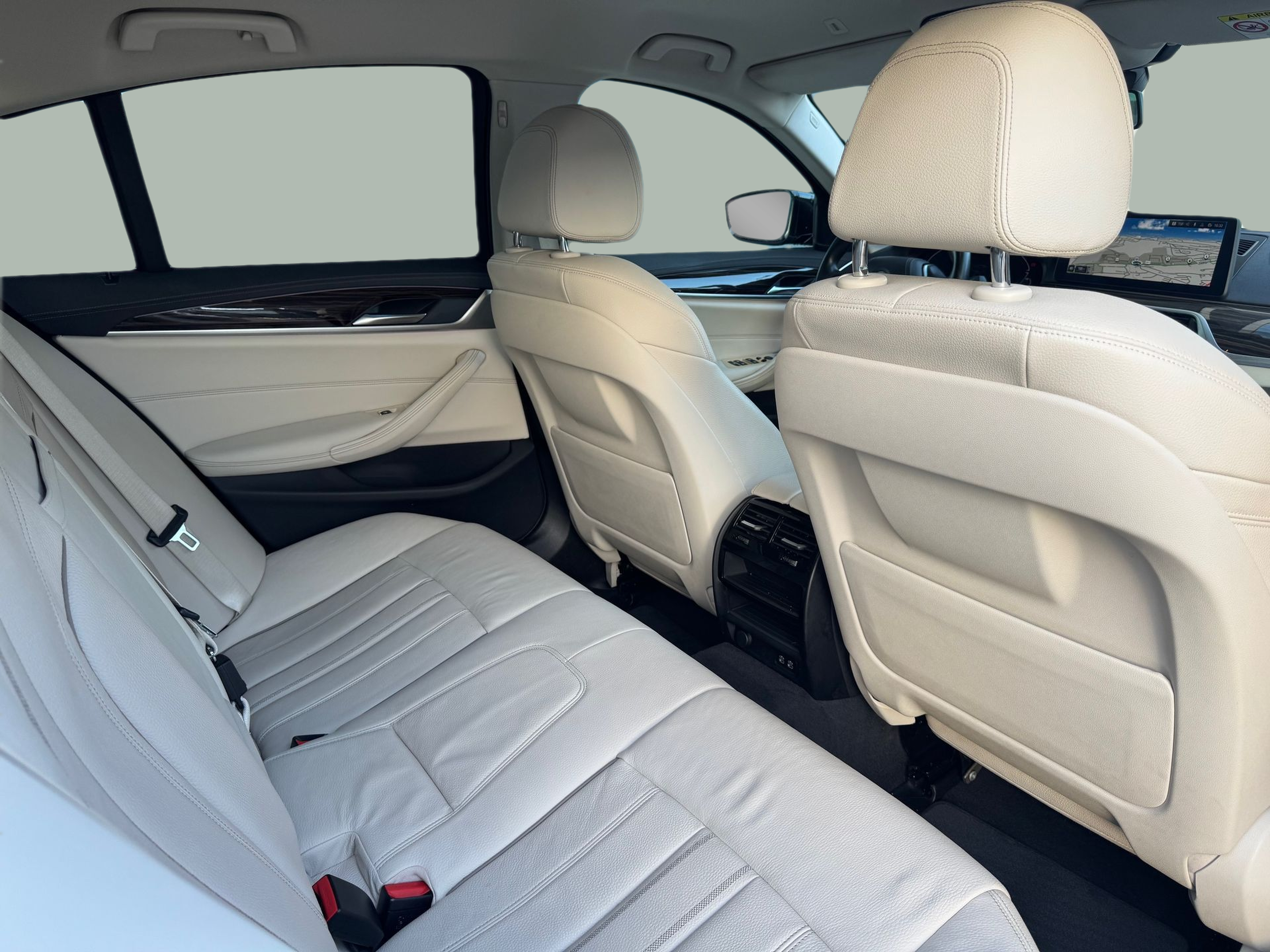 BMW Série 5 530e Berlina color Negro. Año 2022. 215KW(292CV). Elétrico / Gasolina Híbrido. En concesionario Santogal Oeiras de Oeiras