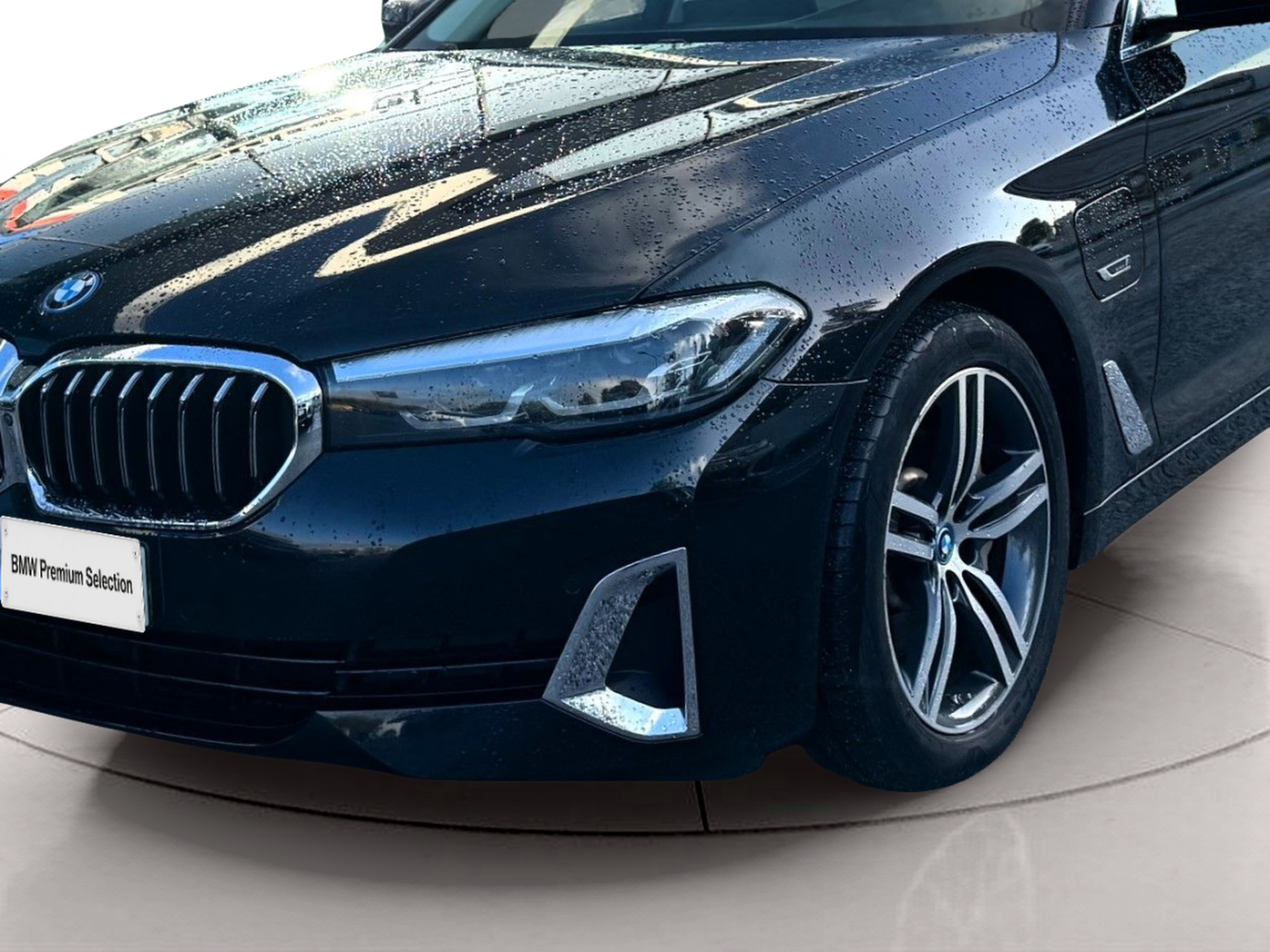 BMW Série 5 530e Berlina color Negro. Año 2022. 215KW(292CV). Elétrico / Gasolina Híbrido. En concesionario Santogal Oeiras de Oeiras