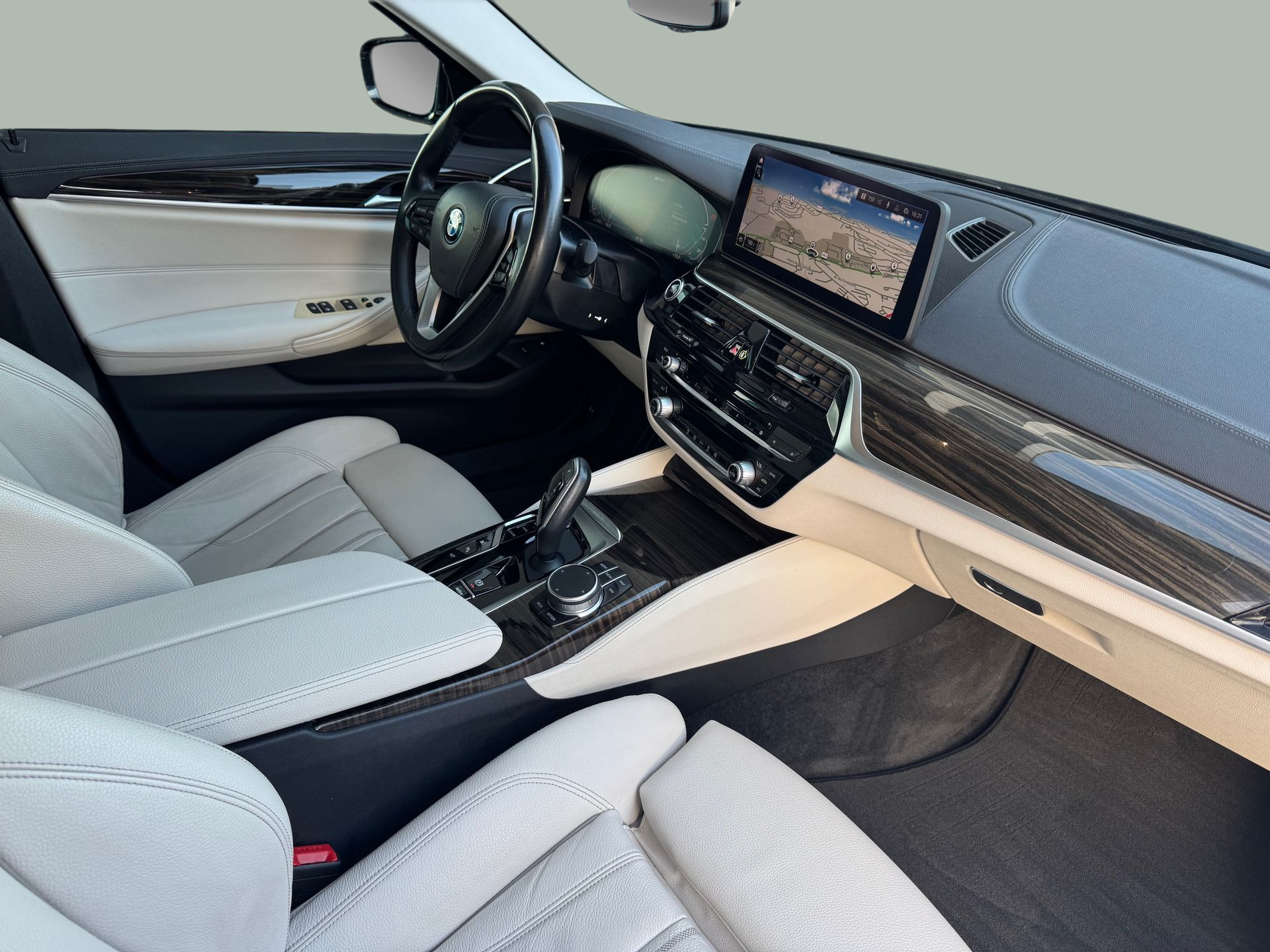 BMW Série 5 530e Berlina color Negro. Año 2022. 215KW(292CV). Elétrico / Gasolina Híbrido. En concesionario Santogal Oeiras de Oeiras