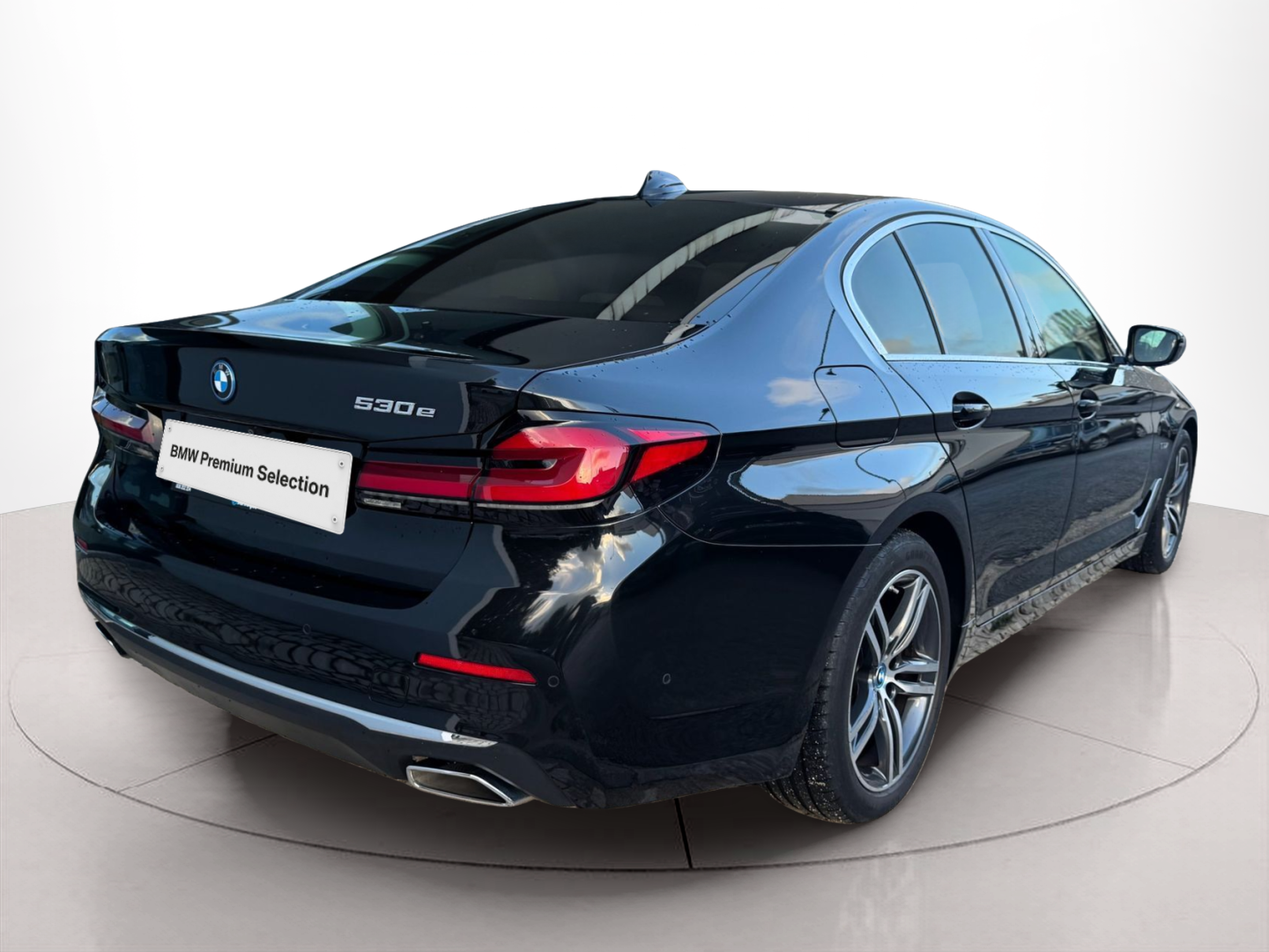 BMW Série 5 530e Berlina color Negro. Año 2022. 215KW(292CV). Elétrico / Gasolina Híbrido. En concesionario Santogal Oeiras de Oeiras