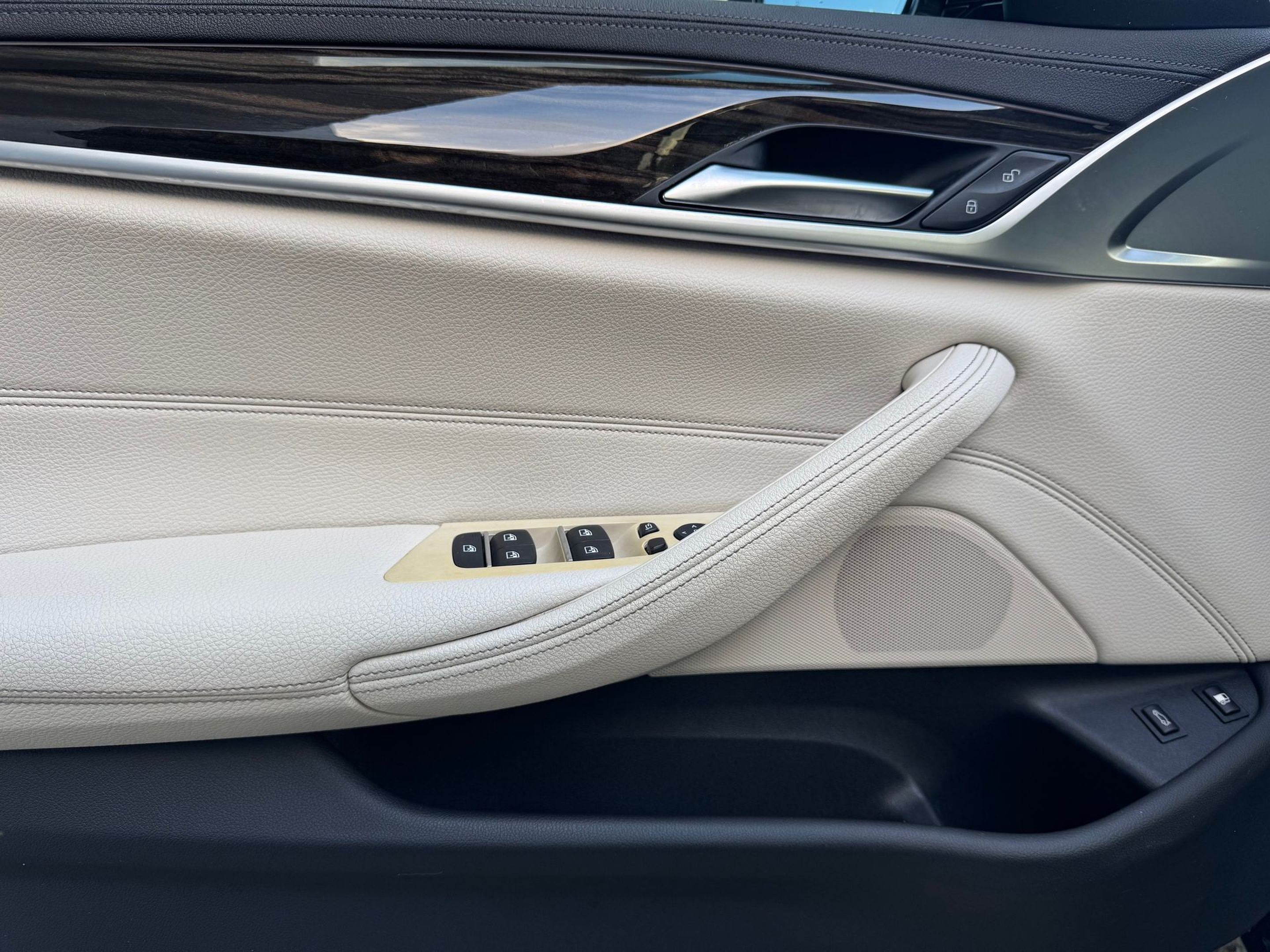 BMW Série 5 530e Berlina color Negro. Año 2022. 215KW(292CV). Elétrico / Gasolina Híbrido. En concesionario Santogal Oeiras de Oeiras