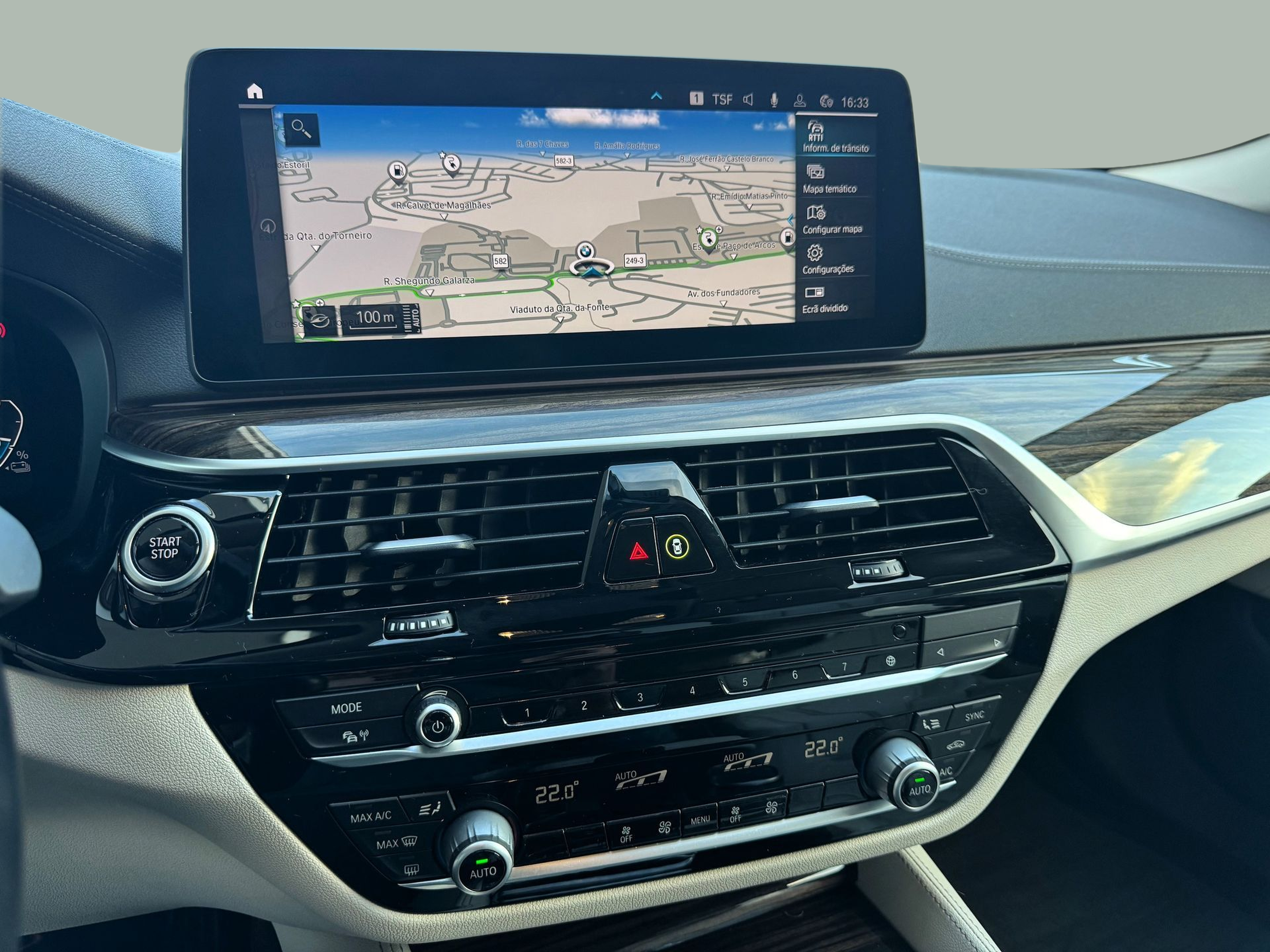 BMW Série 5 530e Berlina color Negro. Año 2022. 215KW(292CV). Elétrico / Gasolina Híbrido. En concesionario Santogal Oeiras de Oeiras