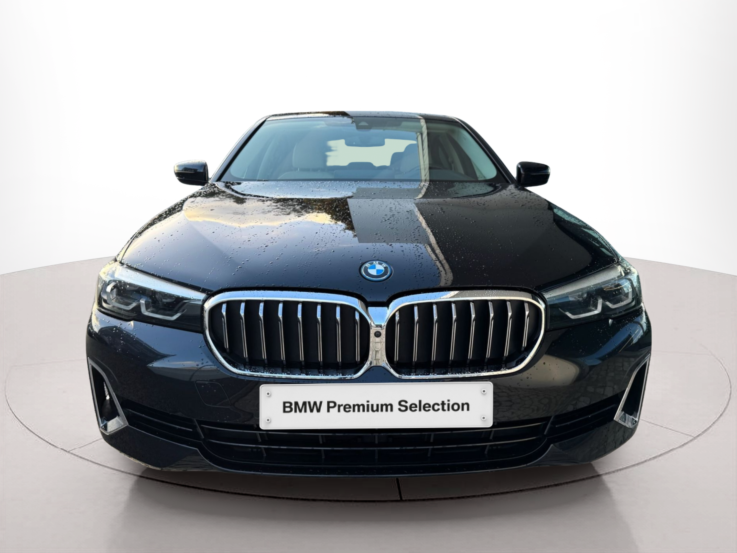 Fotos de BMW Série 5 530e Berlina color Negro. Año 2022. 215KW(292CV). Elétrico / Gasolina Híbrido. En concesionario Santogal Oeiras de Oeiras