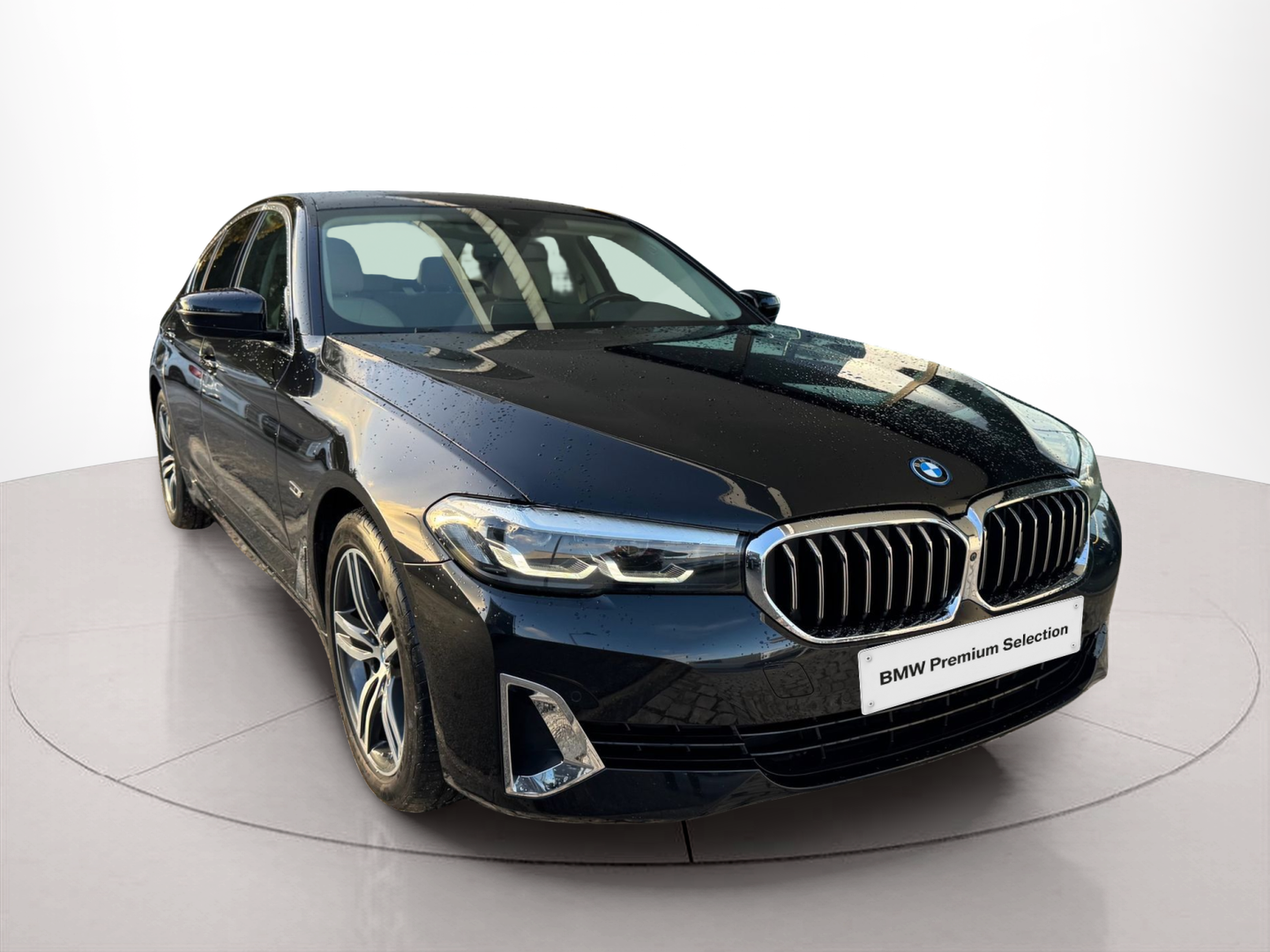 BMW Série 5 530e Berlina color Negro. Año 2022. 215KW(292CV). Elétrico / Gasolina Híbrido. En concesionario Santogal Oeiras de Oeiras