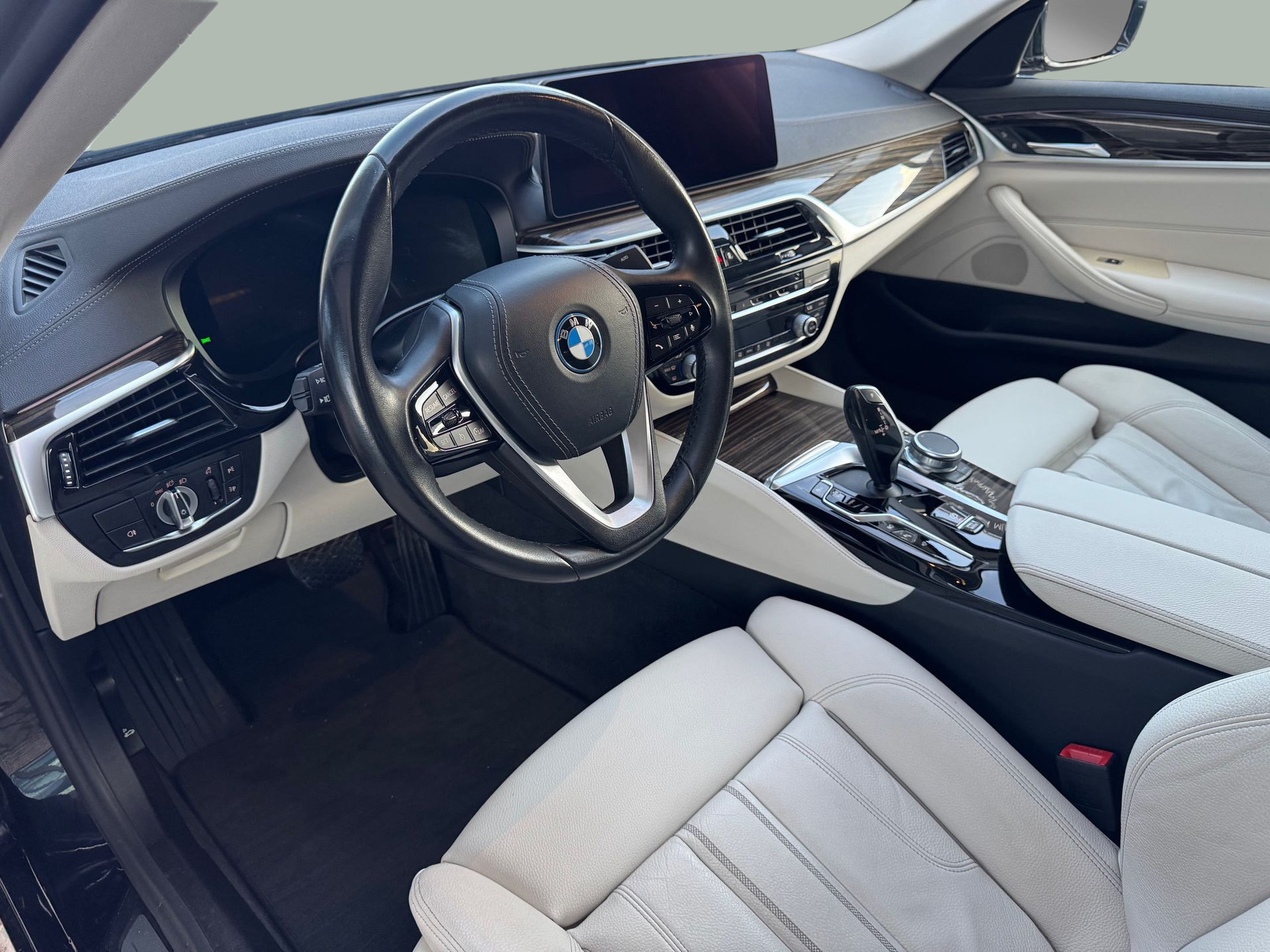 BMW Série 5 530e Berlina color Negro. Año 2022. 215KW(292CV). Elétrico / Gasolina Híbrido. En concesionario Santogal Oeiras de Oeiras