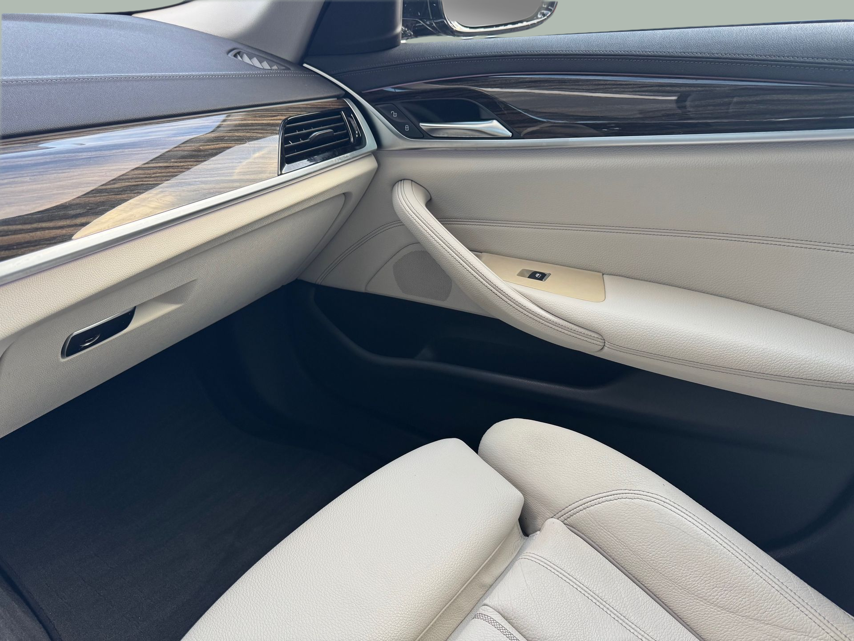 BMW Série 5 530e Berlina color Negro. Año 2022. 215KW(292CV). Elétrico / Gasolina Híbrido. En concesionario Santogal Oeiras de Oeiras