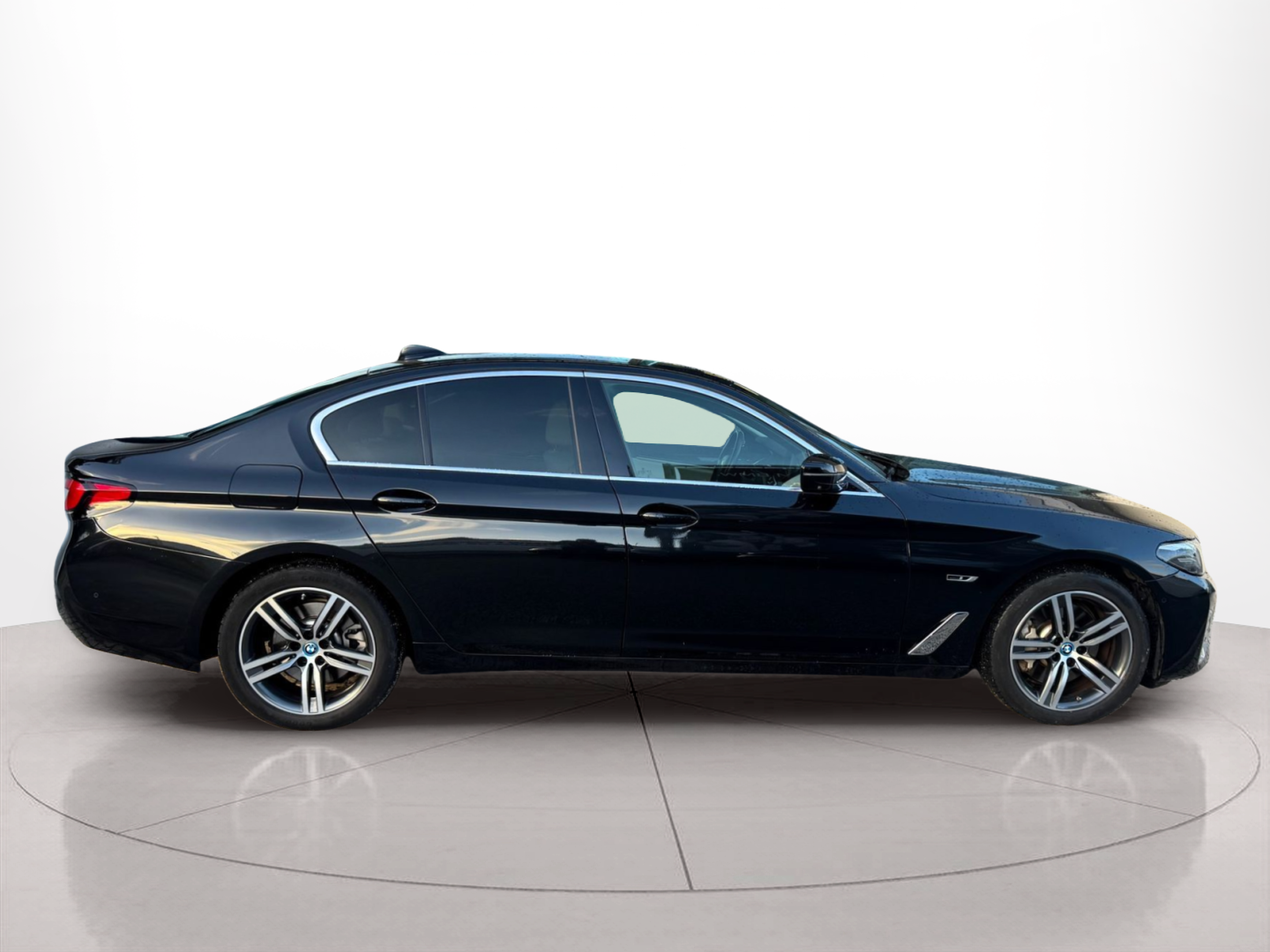 Fotos de BMW Série 5 530e Berlina color Negro. Año 2022. 215KW(292CV). Elétrico / Gasolina Híbrido. En concesionario Santogal Oeiras de Oeiras
