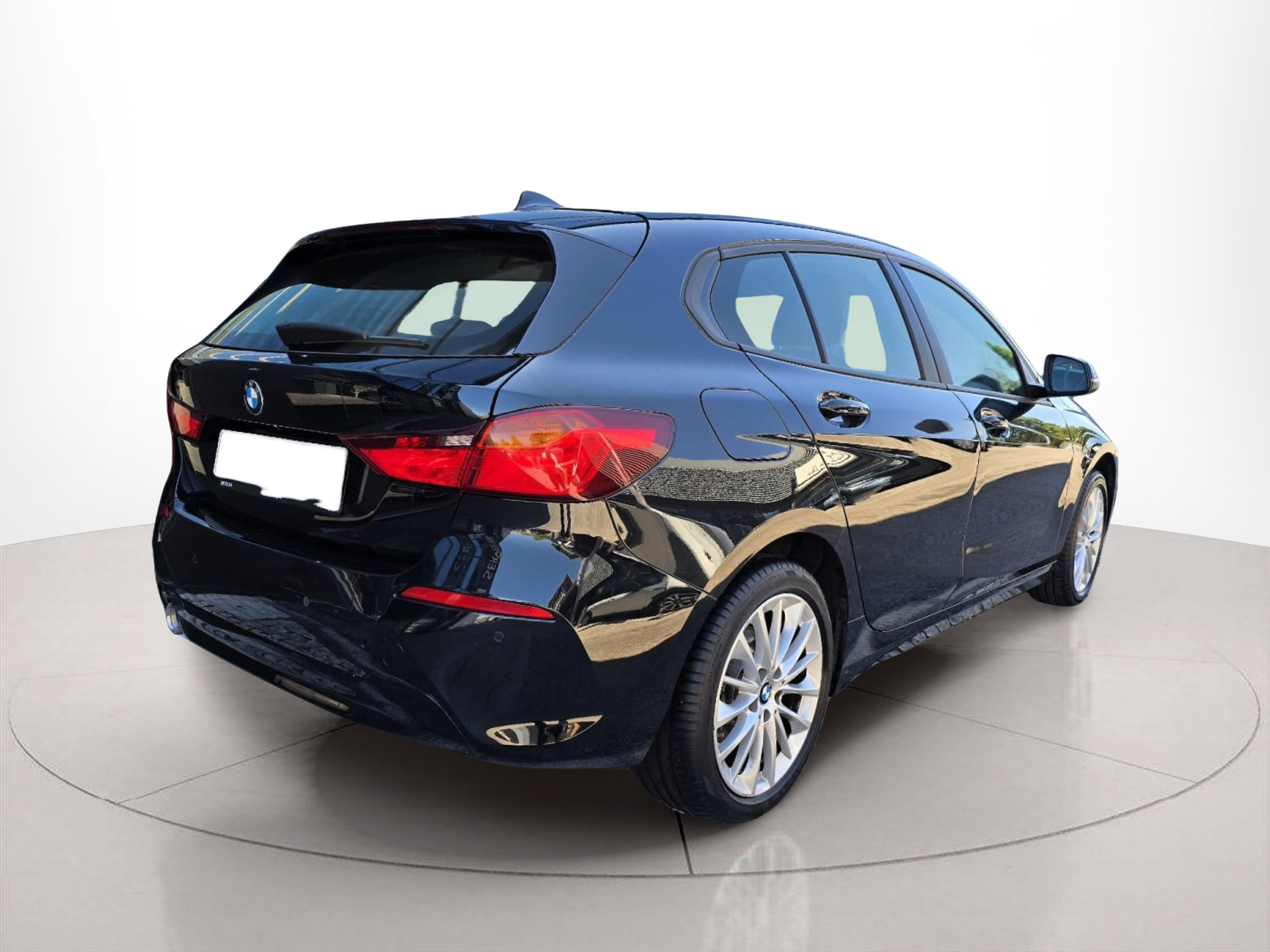 BMW Série 1 116d color Negro. Año 2022. 85KW(116CV). Diesel. En concesionario Santogal Oeiras de Oeiras
