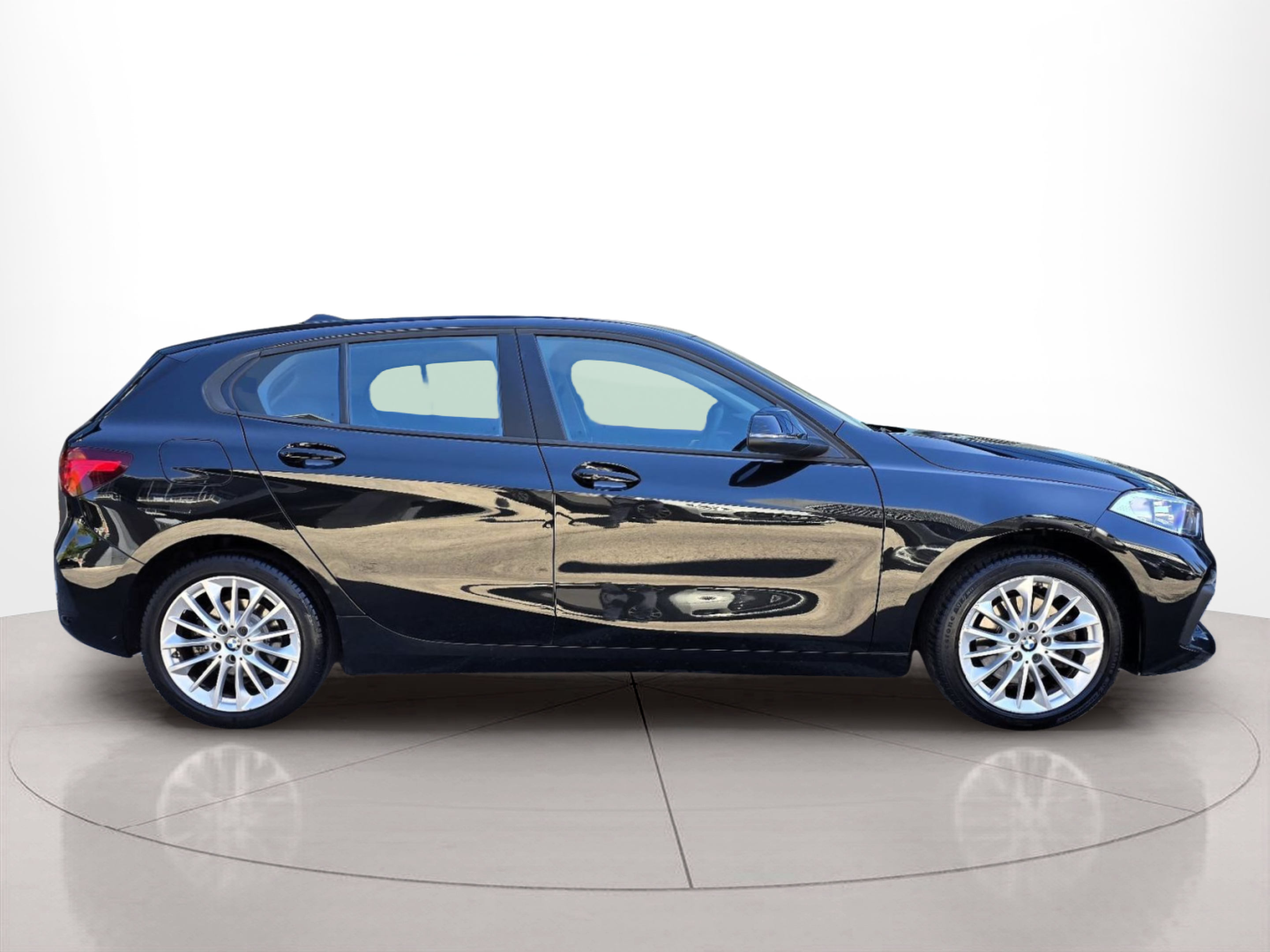 Fotos de BMW Série 1 116d color Negro. Año 2022. 85KW(116CV). Diesel. En concesionario Santogal Oeiras de Oeiras