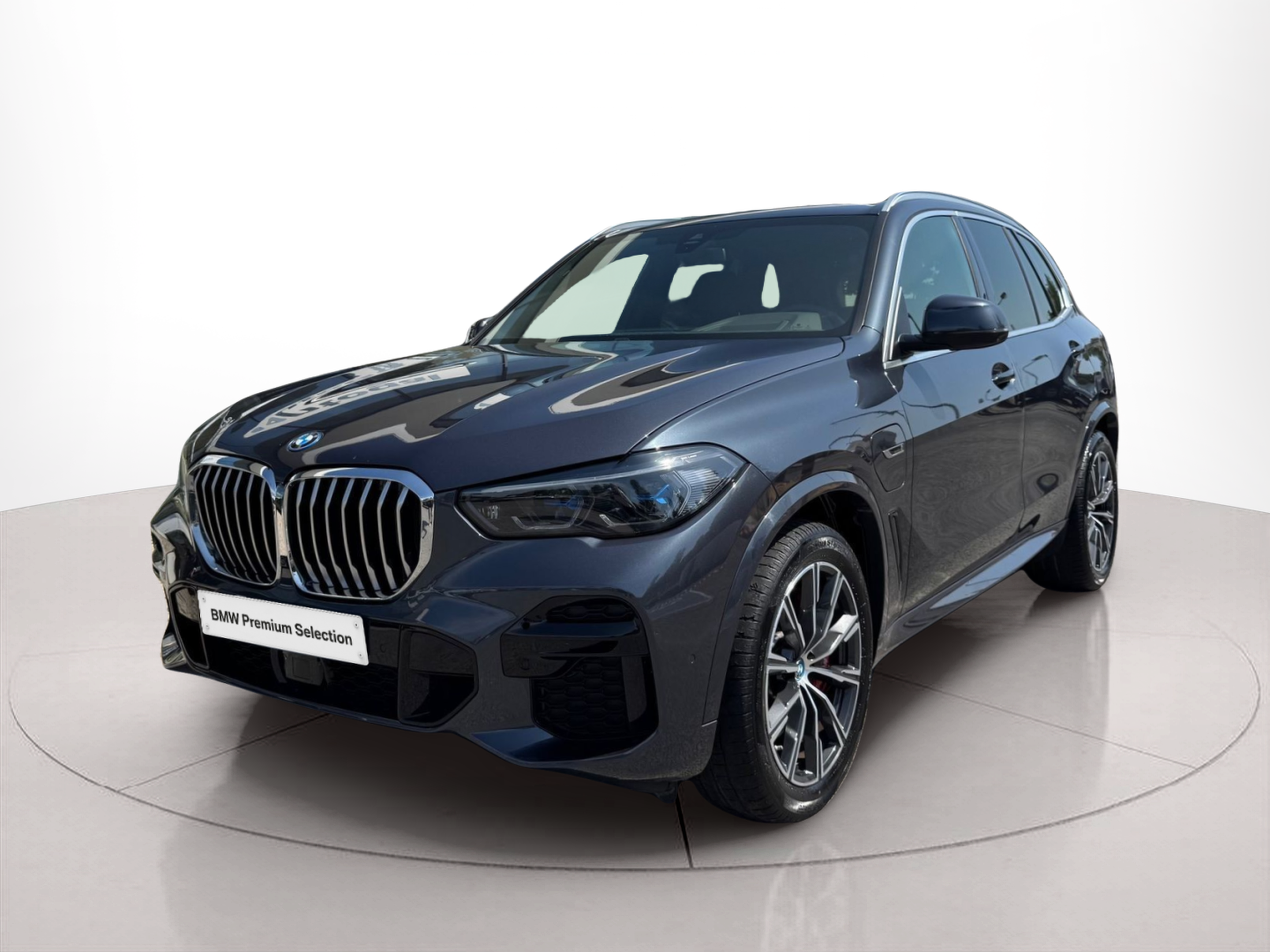 Fotos de BMW X5 xDrive45e color Gris. Año 2022. 290KW(394CV). Elétrico / Gasolina Híbrido. En concesionario Santogal Oeiras de Oeiras