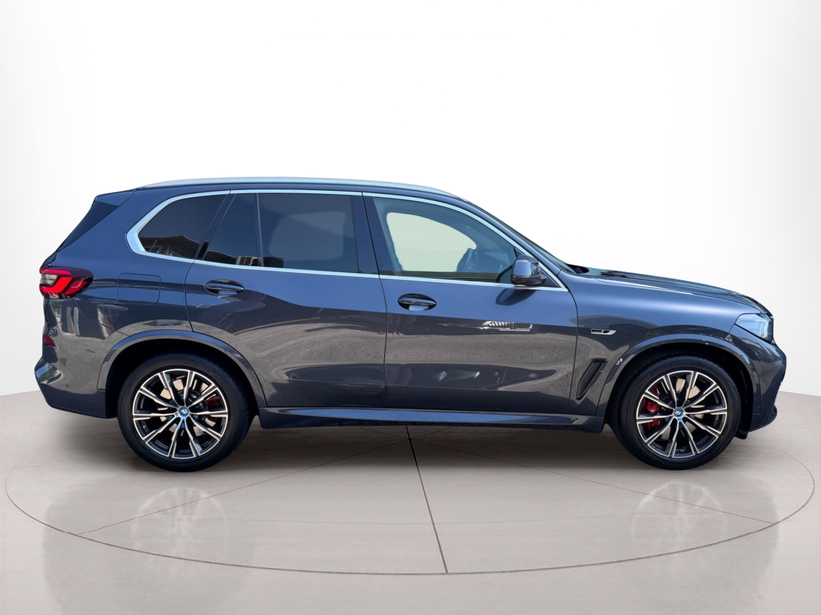 Fotos de BMW X5 xDrive45e color Gris. Año 2022. 290KW(394CV). Elétrico / Gasolina Híbrido. En concesionario Santogal Oeiras de Oeiras